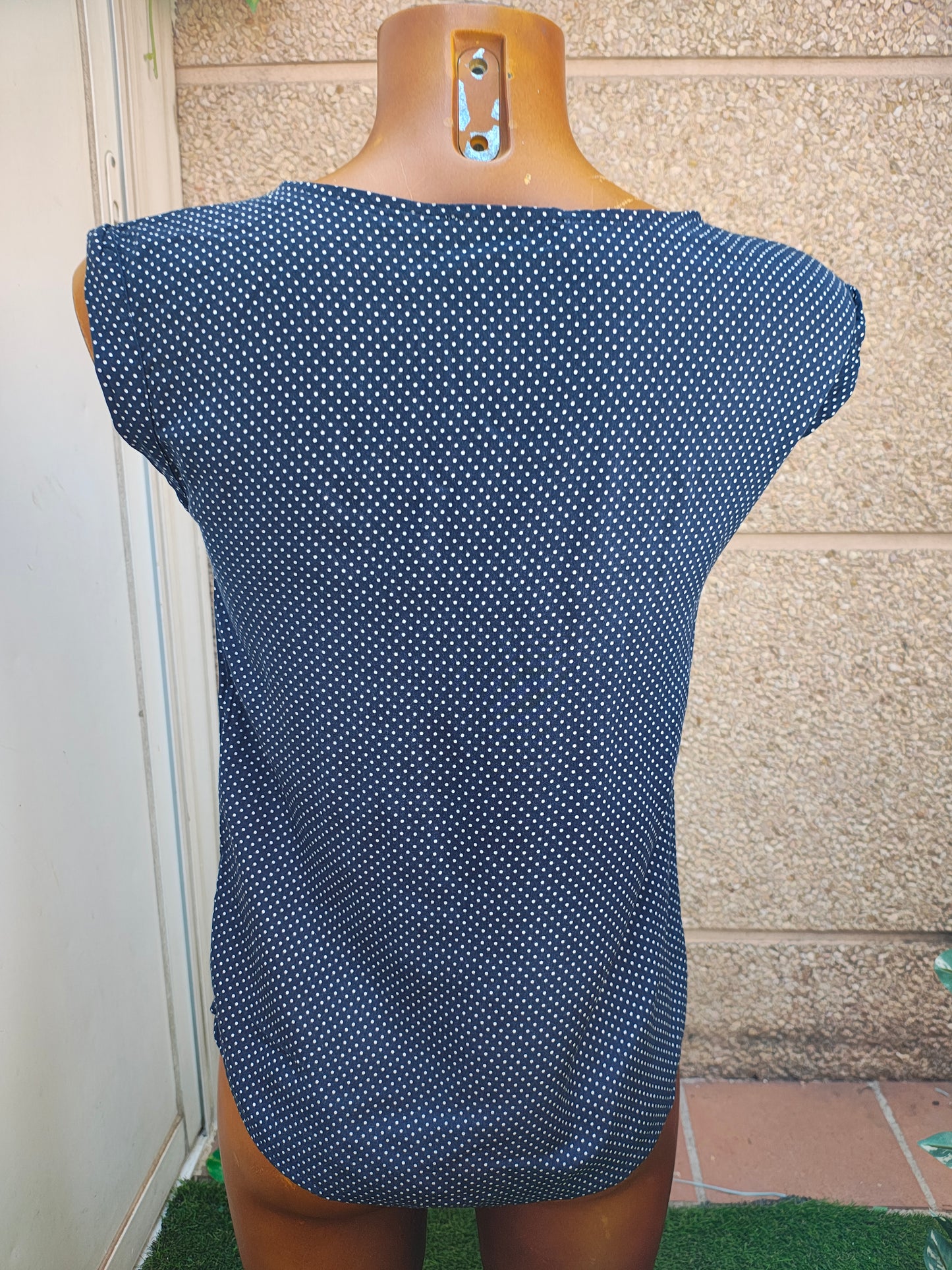 D'OCCASION – Chemisier bleu marine à pois et encolure en mousseline 26 Gness (Taille S)