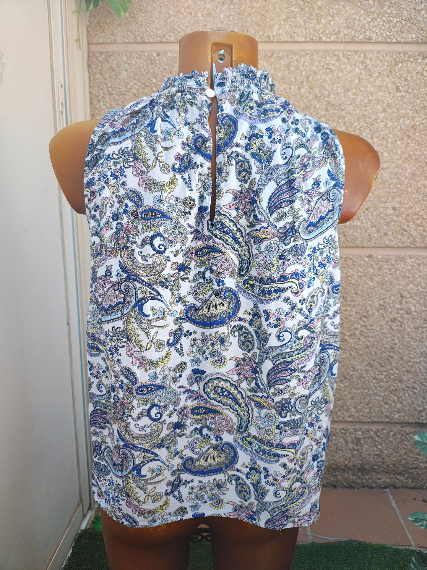 USADO – Top sin mangas de estampado paisley multicolor MNG (Talla S)