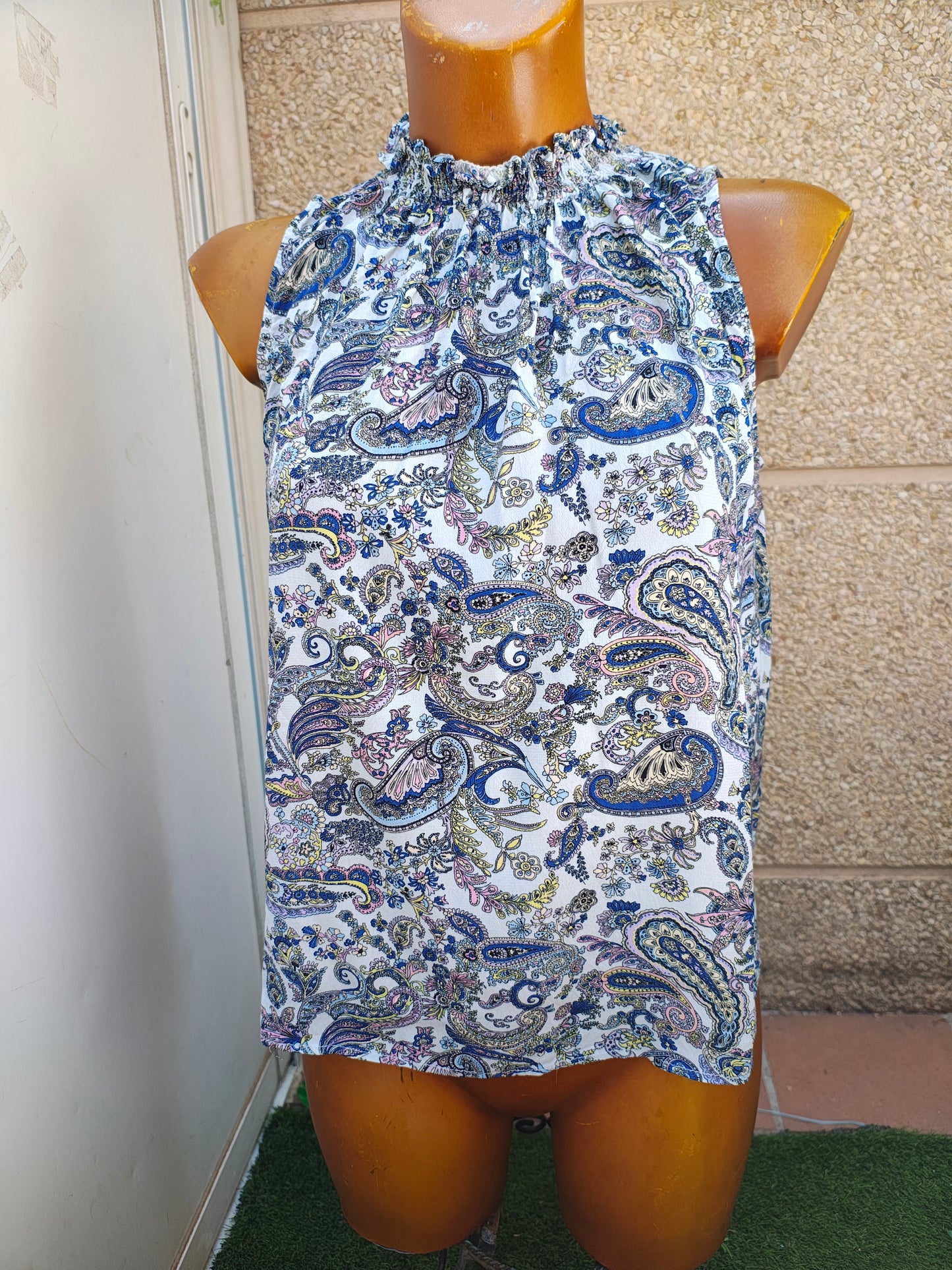 USADO – Top sin mangas de estampado paisley multicolor MNG (Talla S)