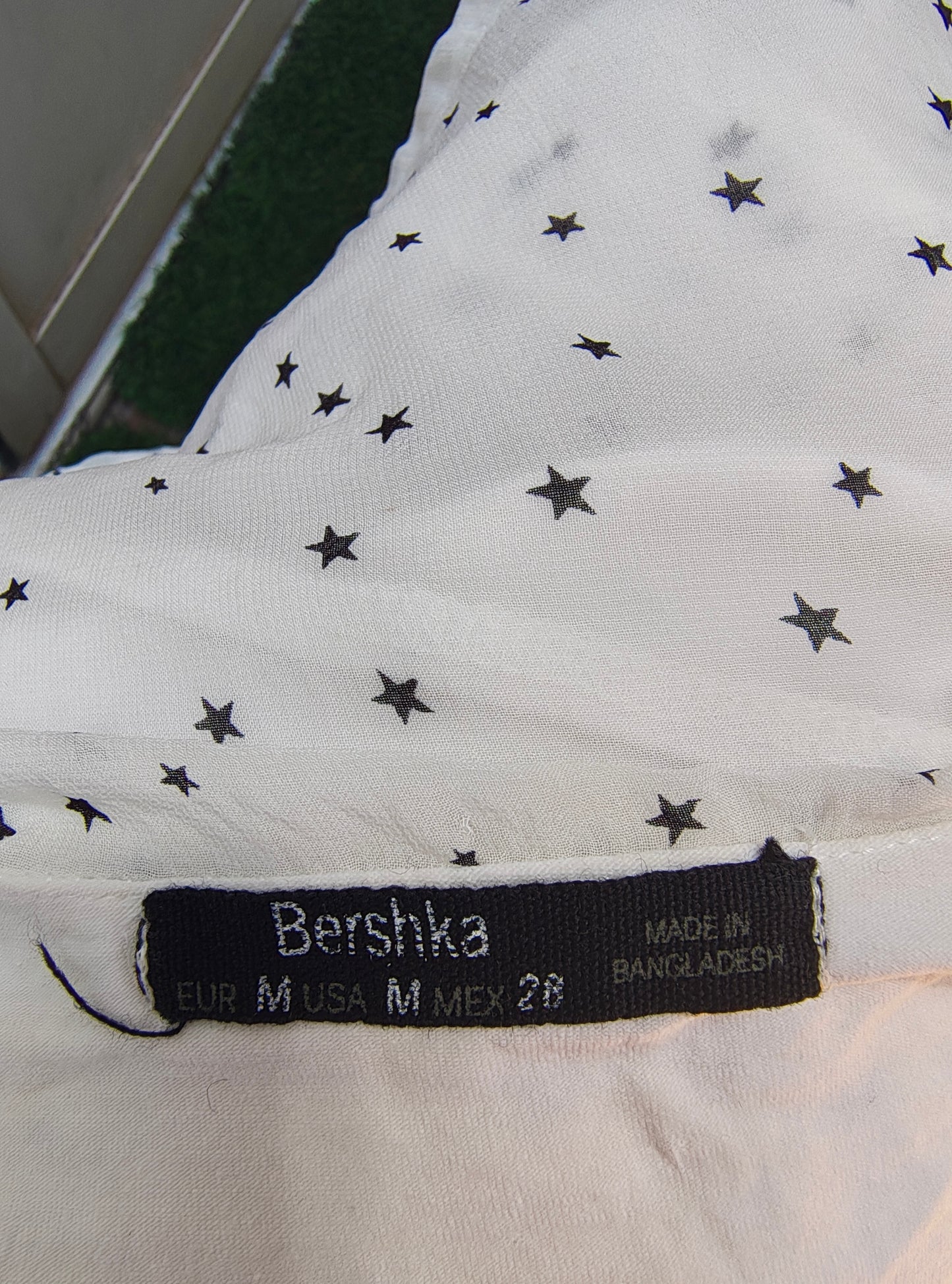 USADO – Top blanco de tirantes con estampado de estrellas negras BERSHKA (Talla M)