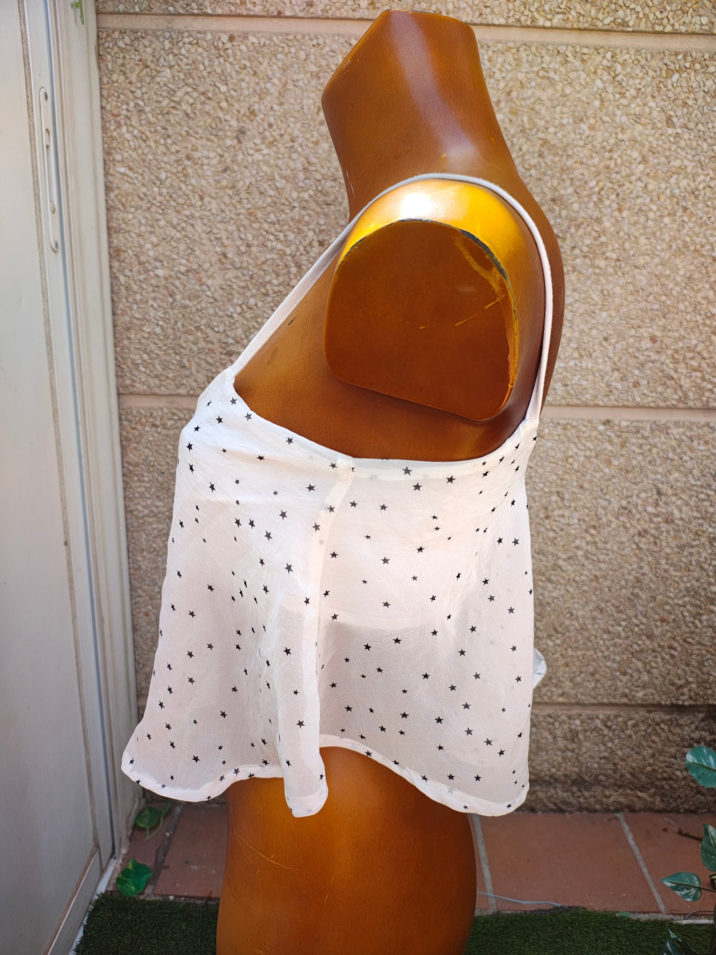 USADO – Top blanco de tirantes con estampado de estrellas negras BERSHKA (Talla M)