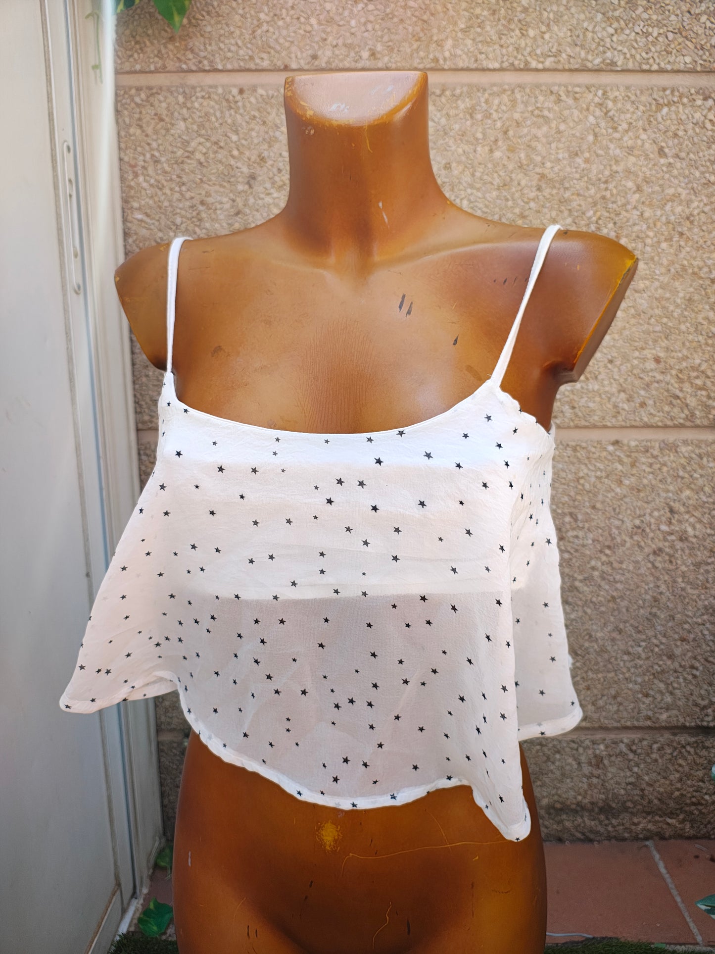 USADO – Top blanco de tirantes con estampado de estrellas negras BERSHKA (Talla M)