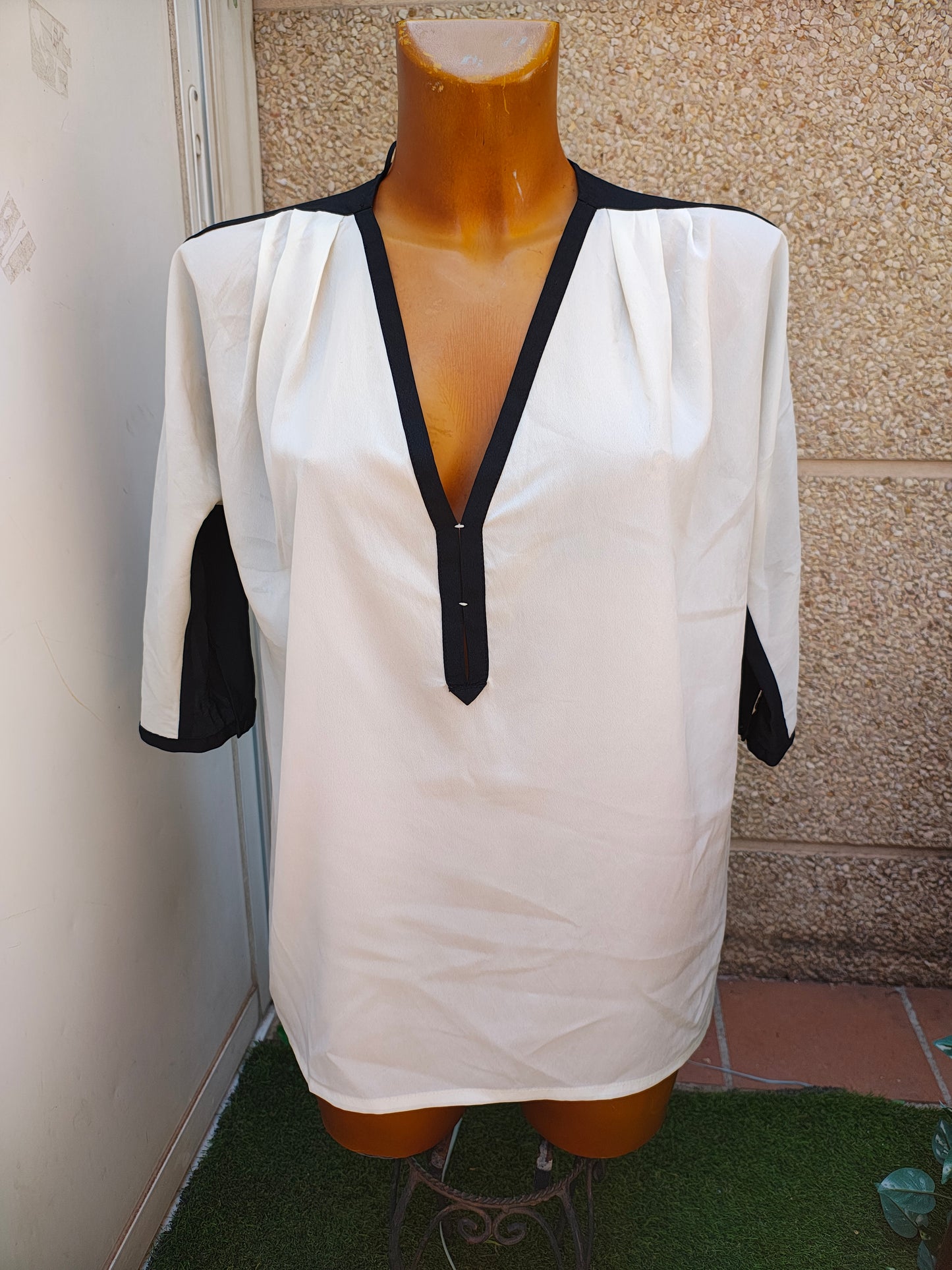 D'OCCASION – Chemisier bicolore à col en V MNG Suit (Taille S)