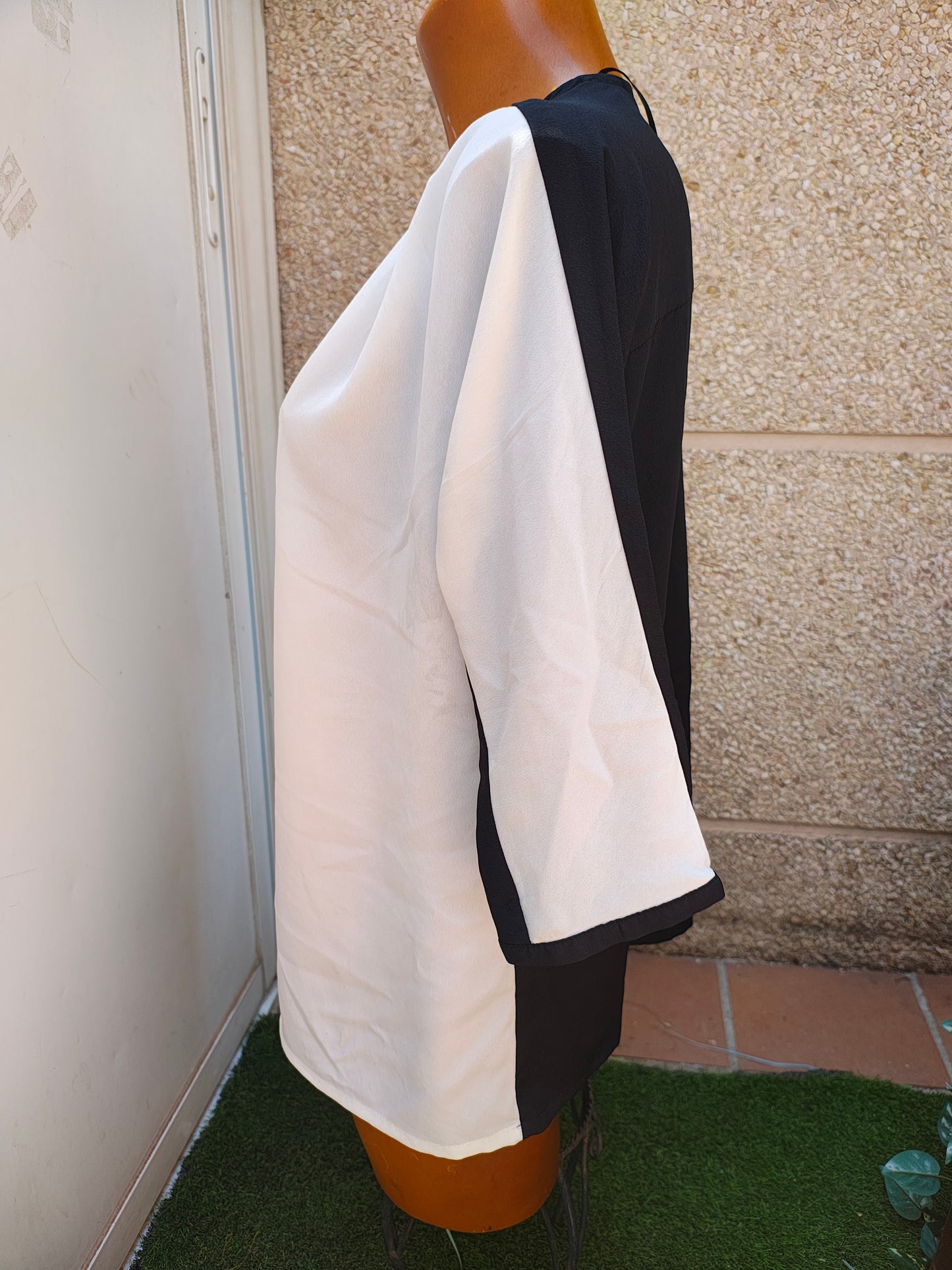 D'OCCASION – Chemisier bicolore à col en V MNG Suit (Taille S)