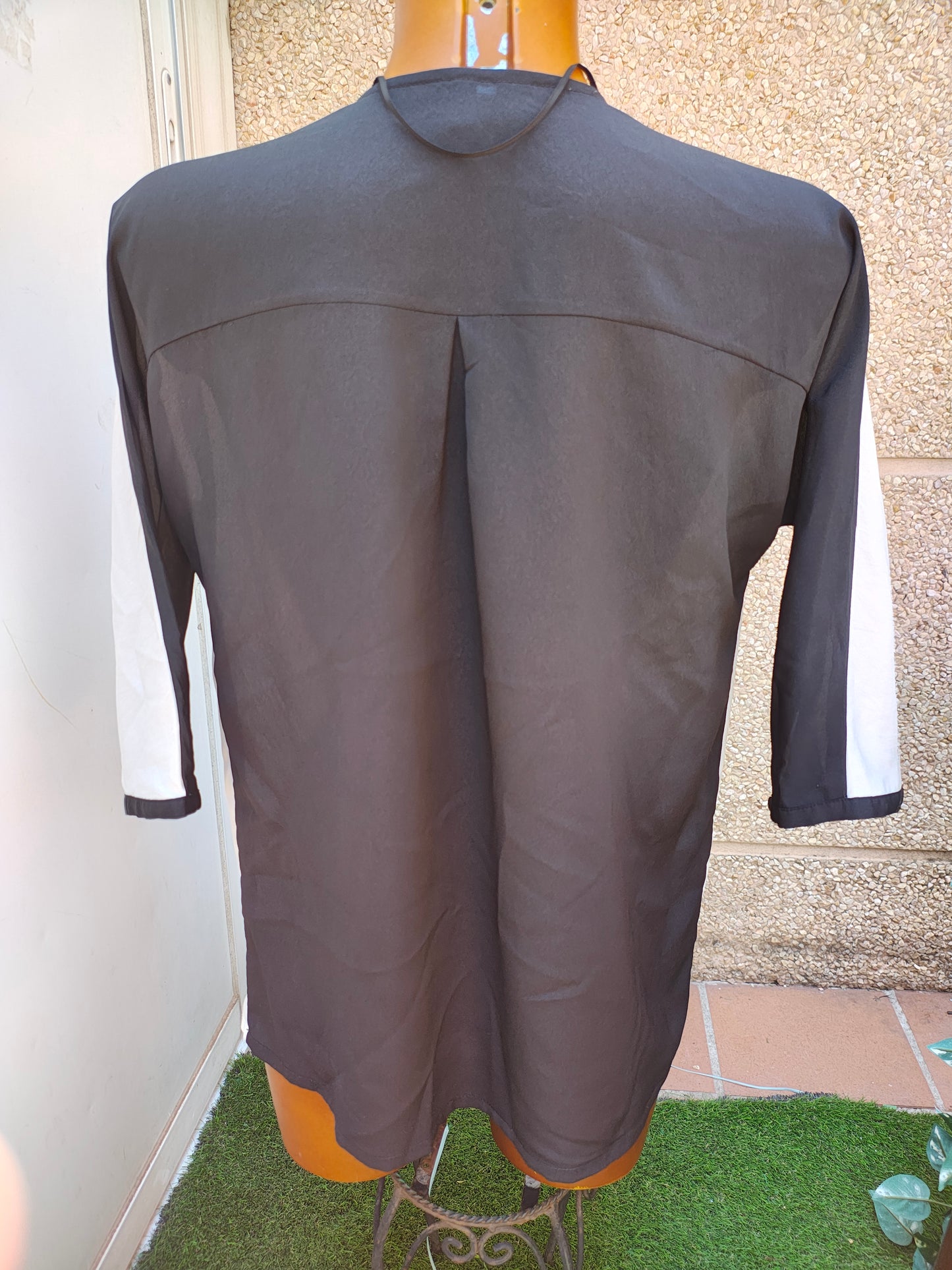 D'OCCASION – Chemisier bicolore à col en V MNG Suit (Taille S)