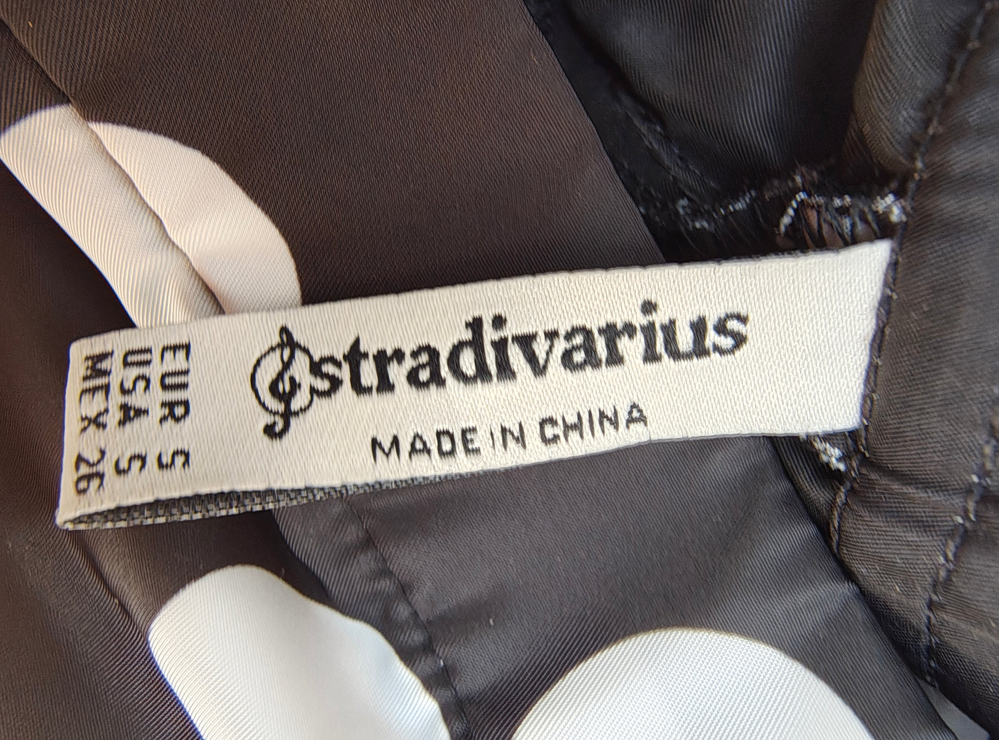 USADO – Falda negra fruncida de lunares blancos STRADIVARIUS (Talla EUR S)