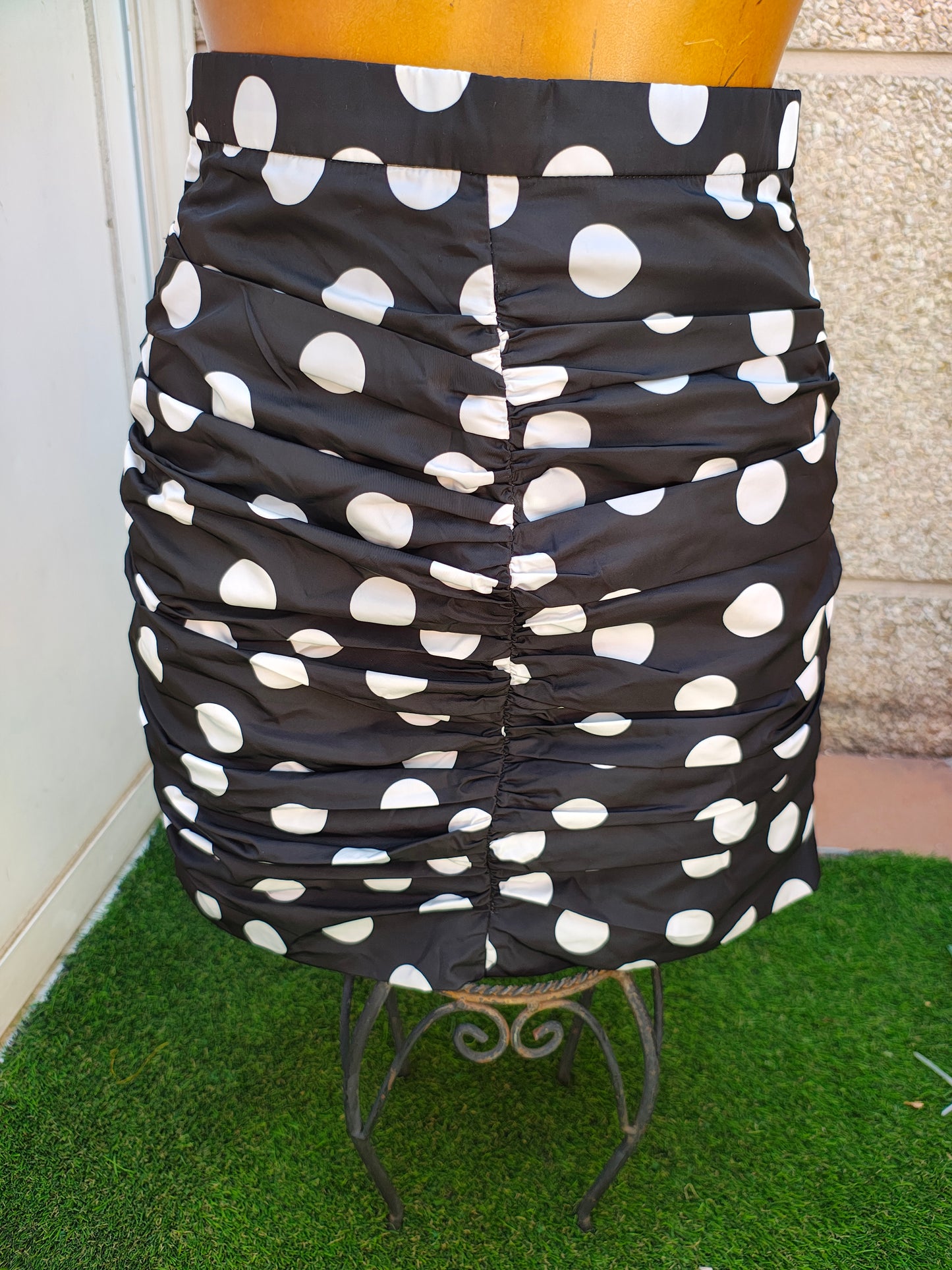 USADO – Falda negra fruncida de lunares blancos STRADIVARIUS (Talla EUR S)