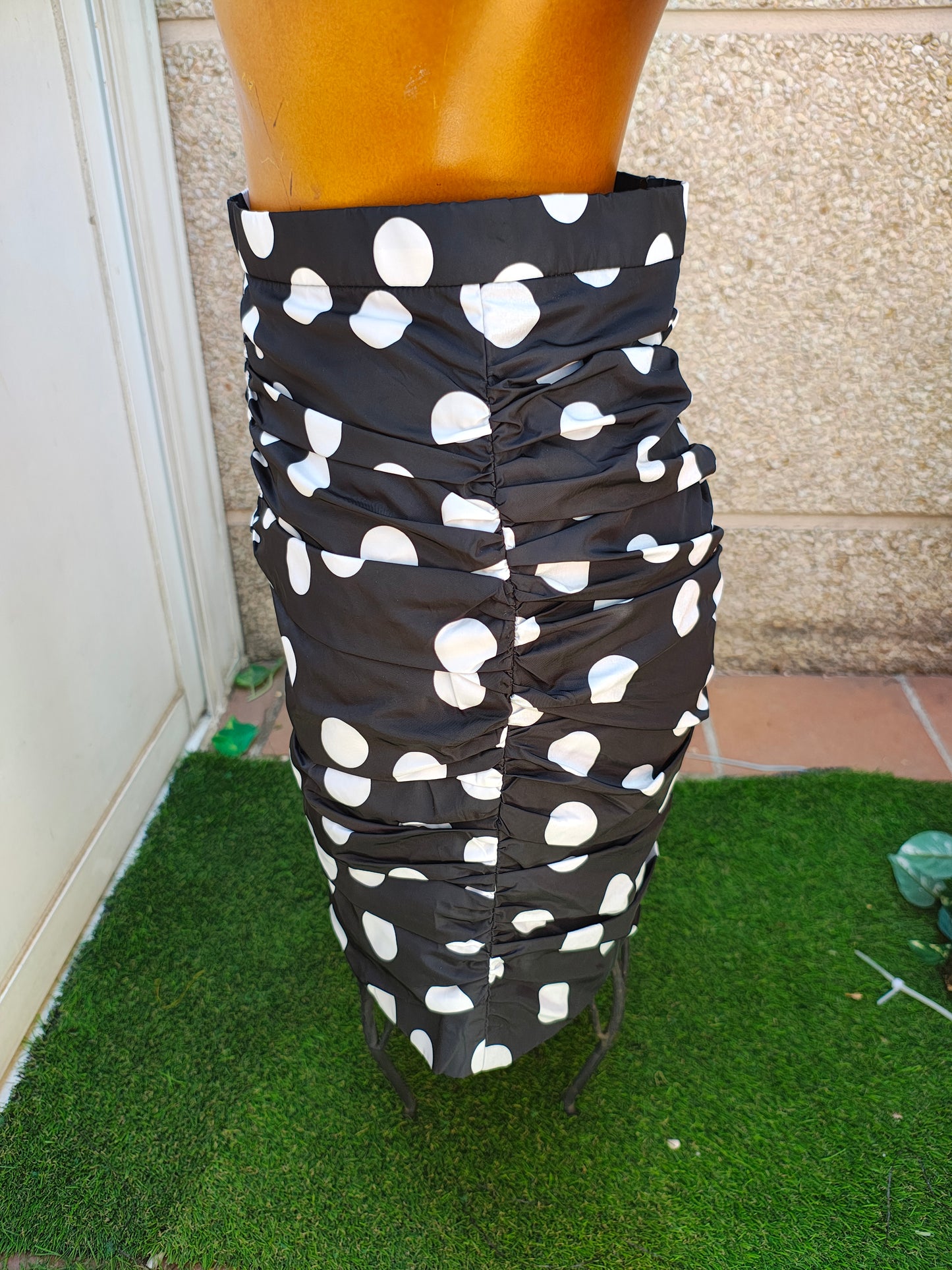 USADO – Falda negra fruncida de lunares blancos STRADIVARIUS (Talla EUR S)
