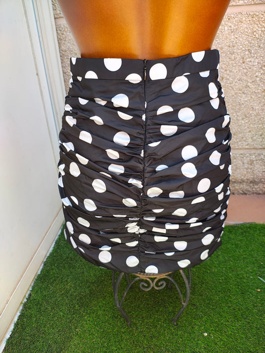 USADO – Falda negra fruncida de lunares blancos STRADIVARIUS (Talla EUR S)