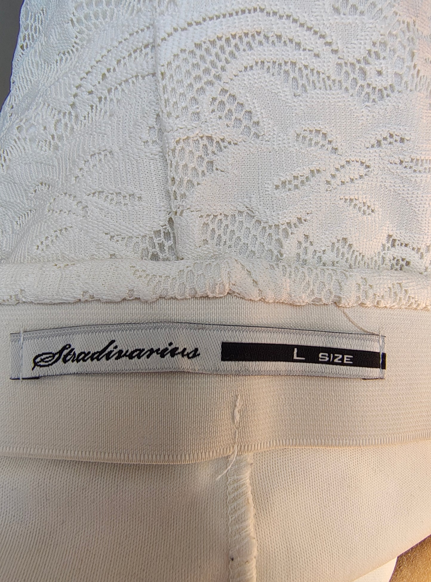 USADO – Falda ajustada de encaje floral blanco STRADIVARIUS (Talla L)