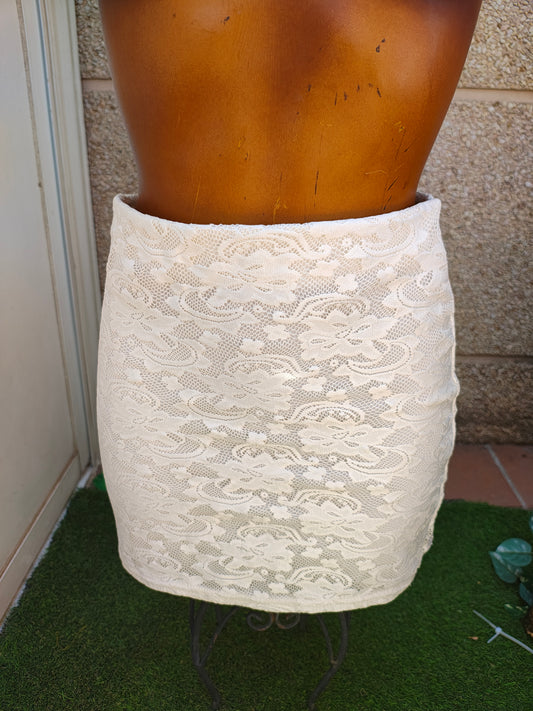 USADO – Falda ajustada de encaje floral blanco STRADIVARIUS (Talla L)