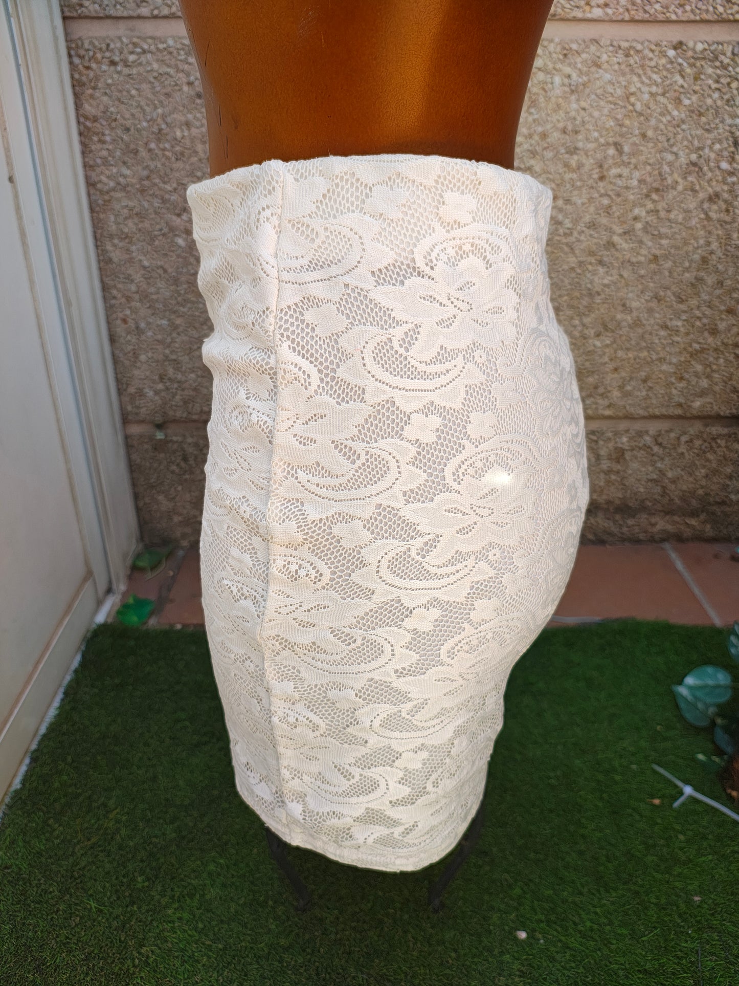USADO – Falda ajustada de encaje floral blanco STRADIVARIUS (Talla L)
