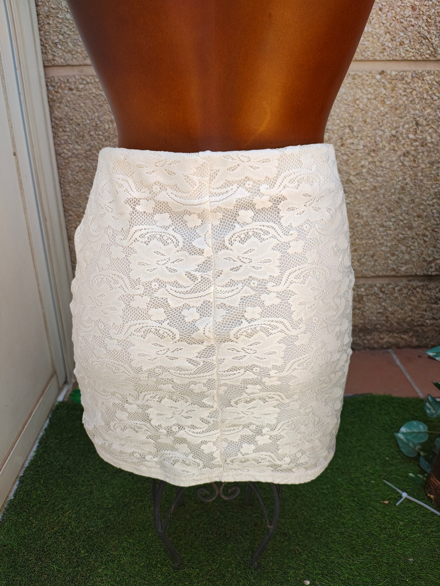 USADO – Falda ajustada de encaje floral blanco STRADIVARIUS (Talla L)