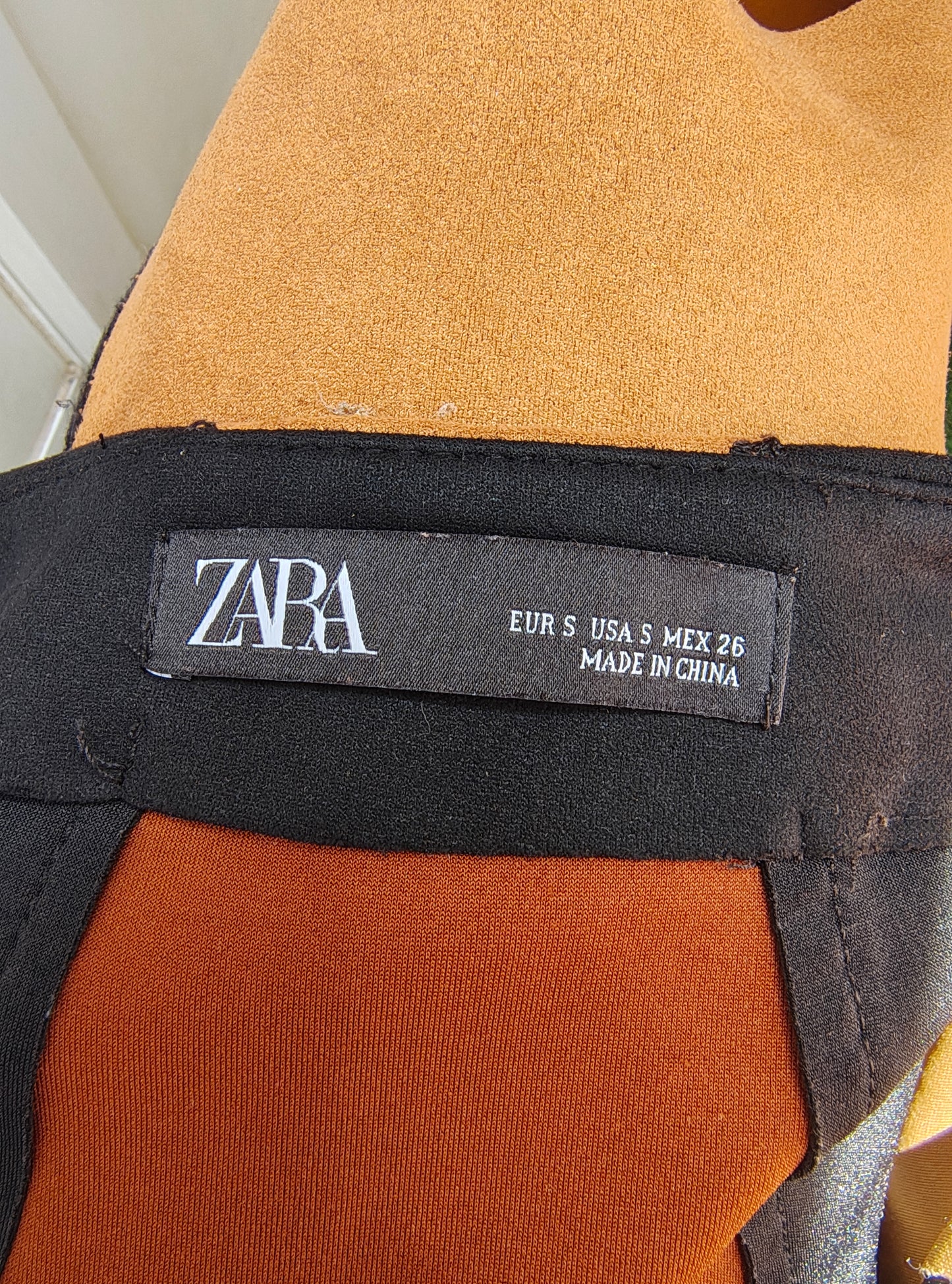 D'OCCASION – Jupe tricolore en simili-daim ZARA (Taille S)