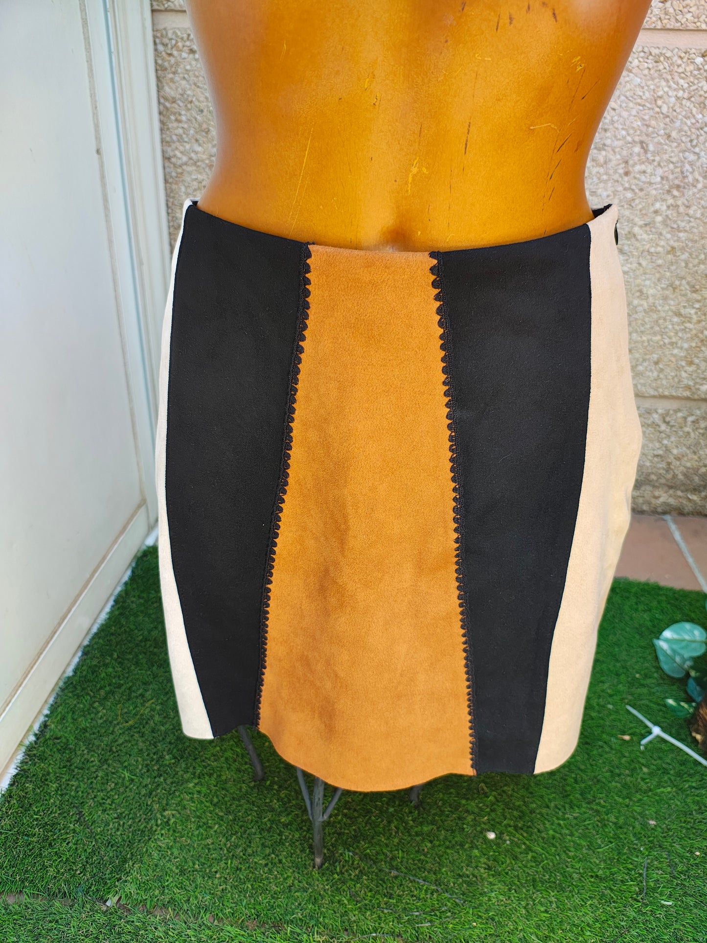 D'OCCASION – Jupe tricolore en simili-daim ZARA (Taille S)