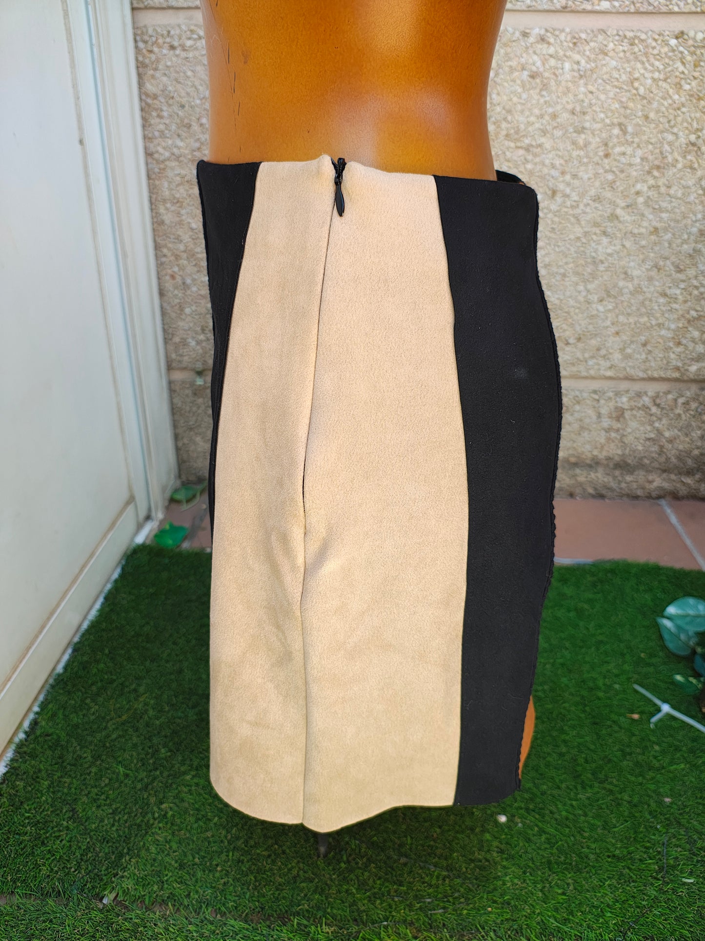 D'OCCASION – Jupe tricolore en simili-daim ZARA (Taille S)