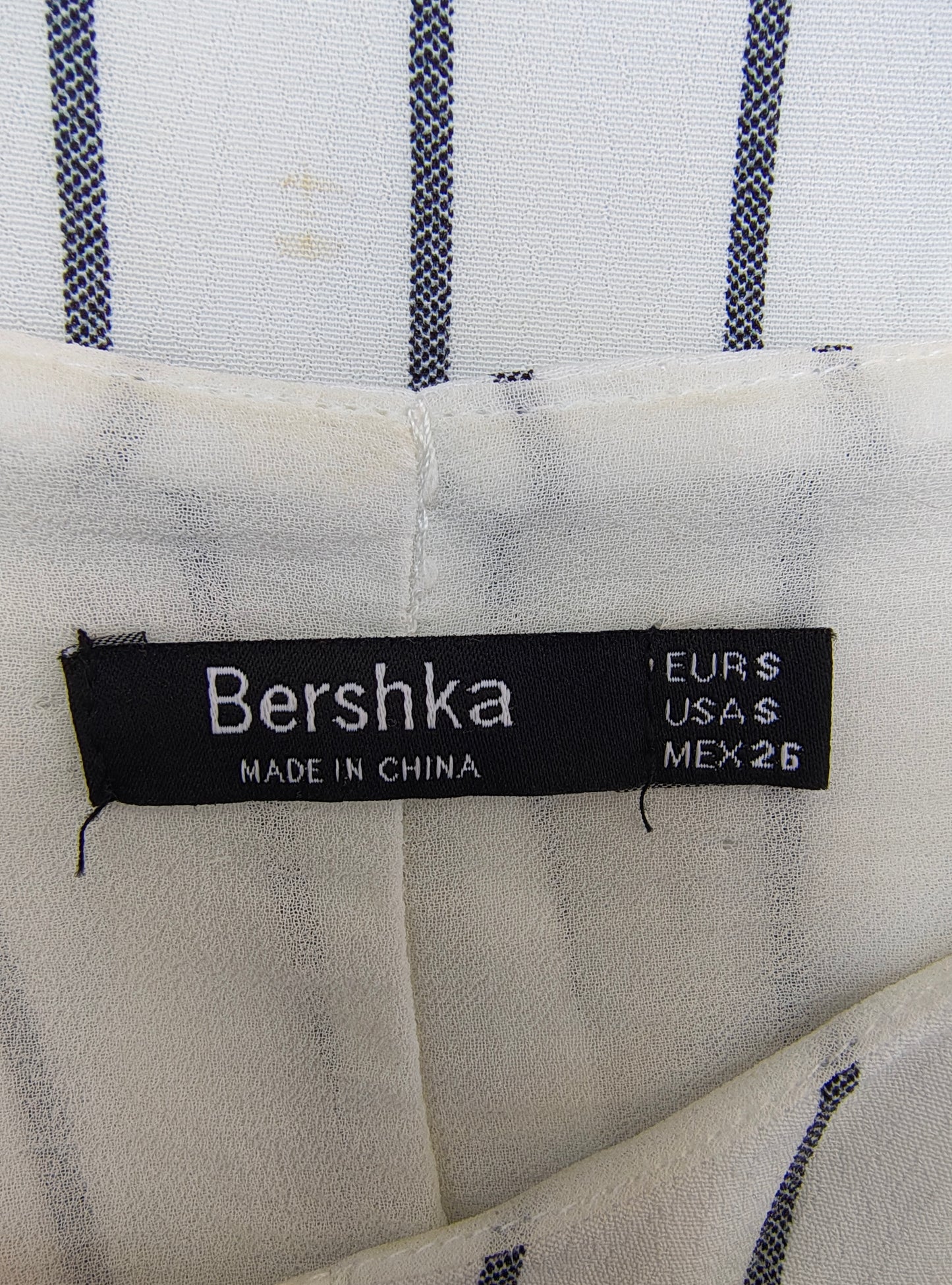 D'OCCASION – Robe courte à rayures noires et blanches à épaules dénudées BERSHKA (taille S)