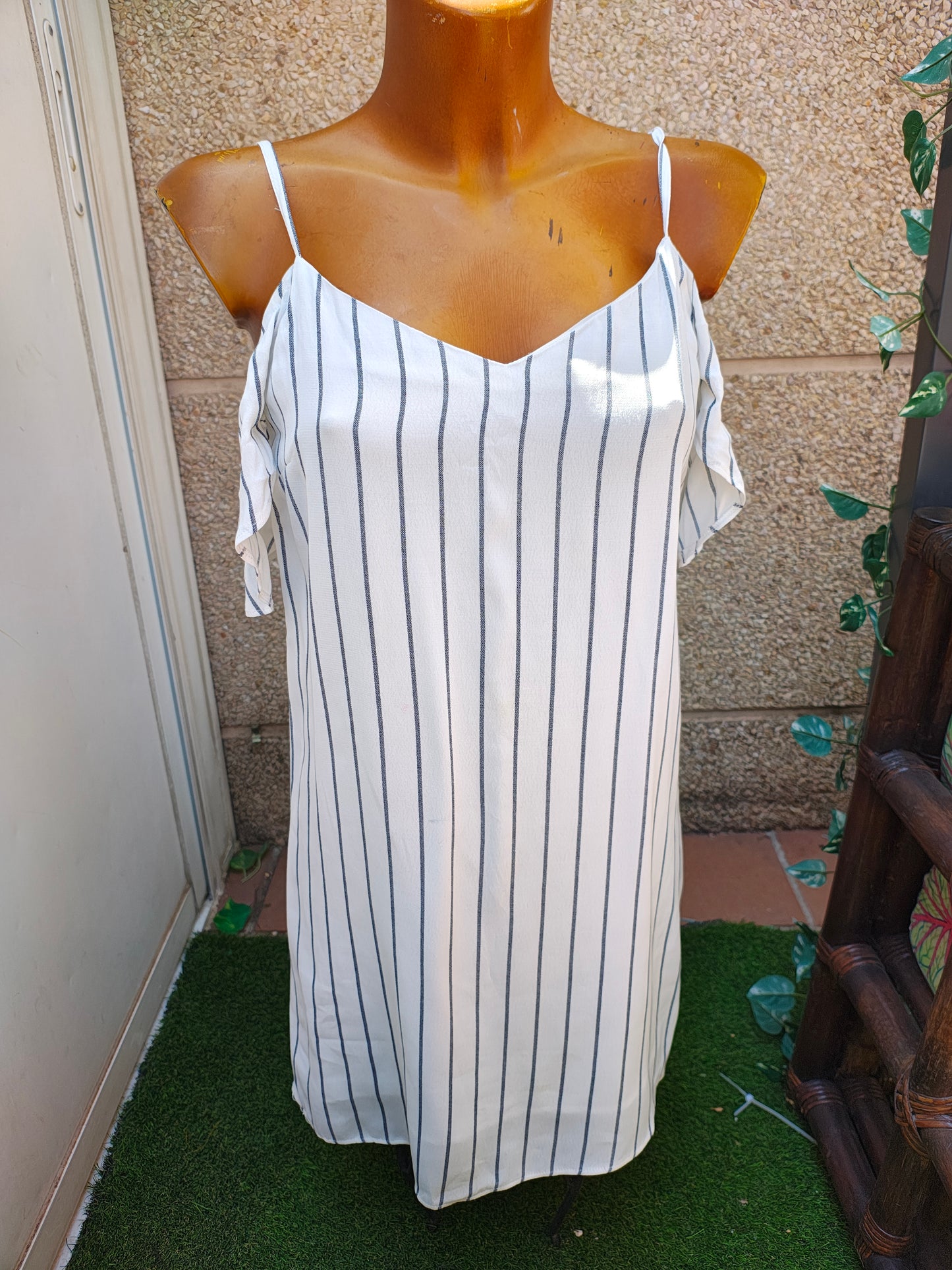 D'OCCASION – Robe courte à rayures noires et blanches à épaules dénudées BERSHKA (taille S)