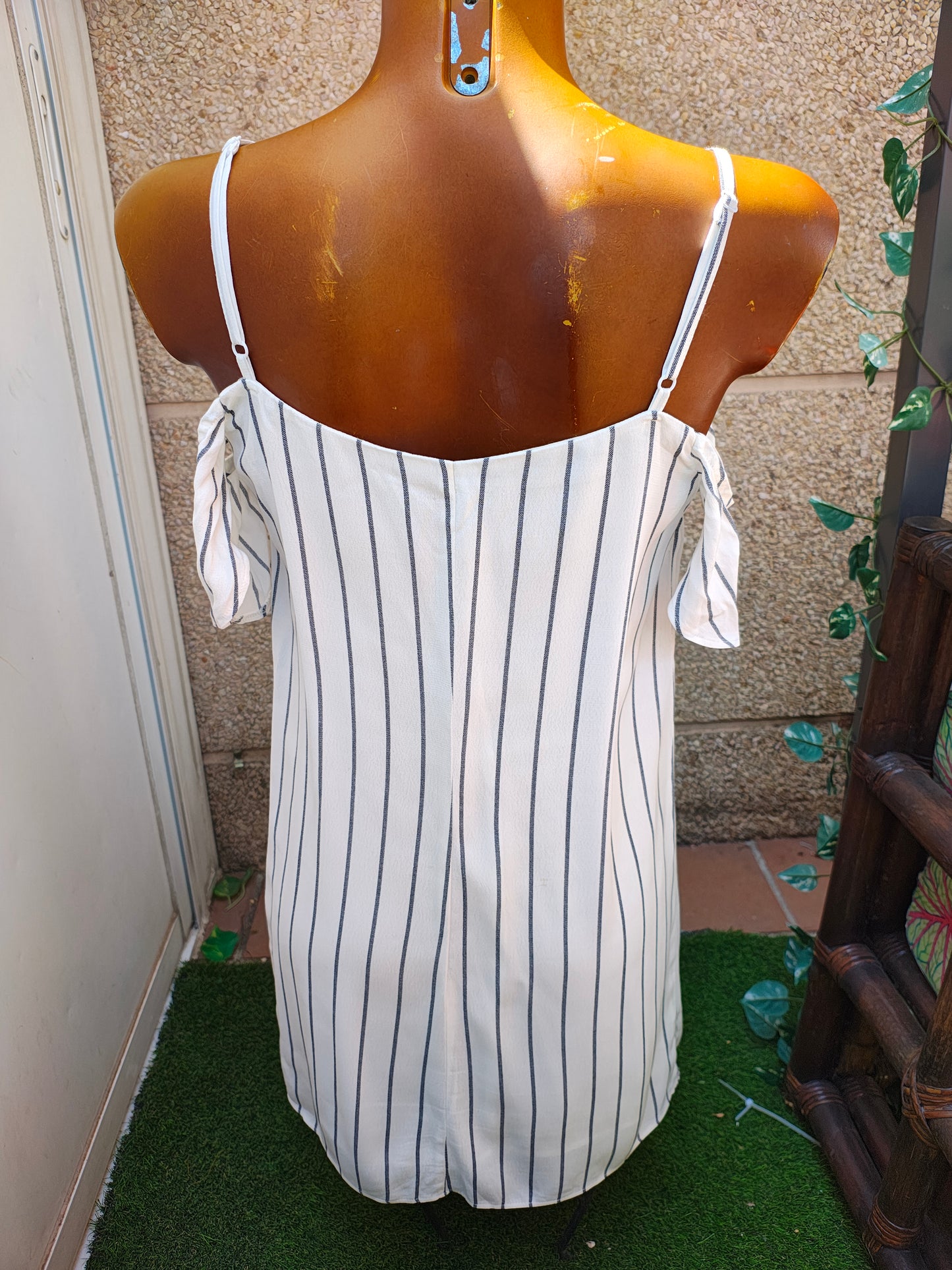 D'OCCASION – Robe courte à rayures noires et blanches à épaules dénudées BERSHKA (taille S)