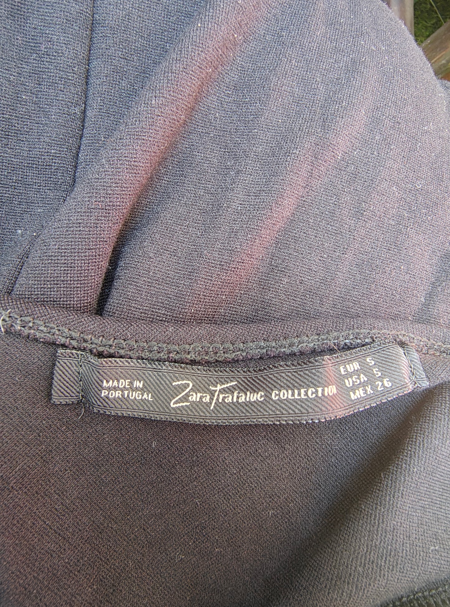 D'OCCASION – Robe noire ajustée ZARA avec taille à volants (Taille S)