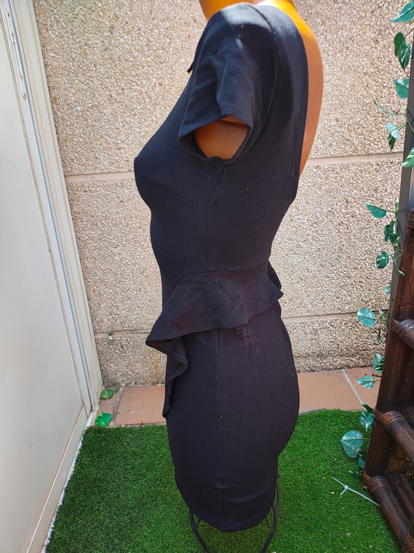 D'OCCASION – Robe noire ajustée ZARA avec taille à volants (Taille S)