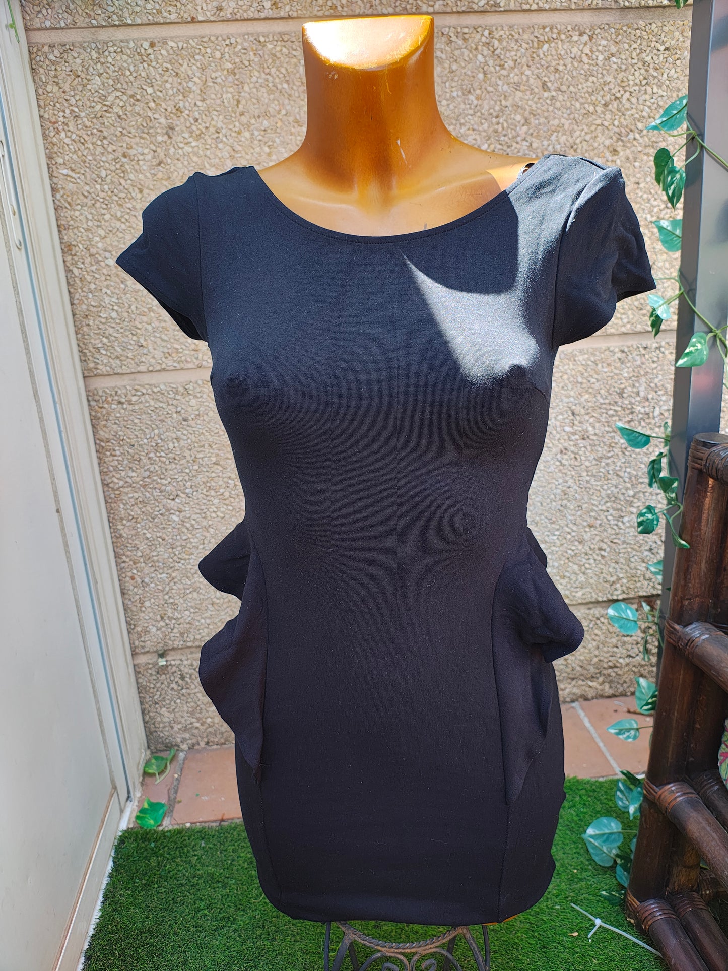 D'OCCASION – Robe noire ajustée ZARA avec taille à volants (Taille S)