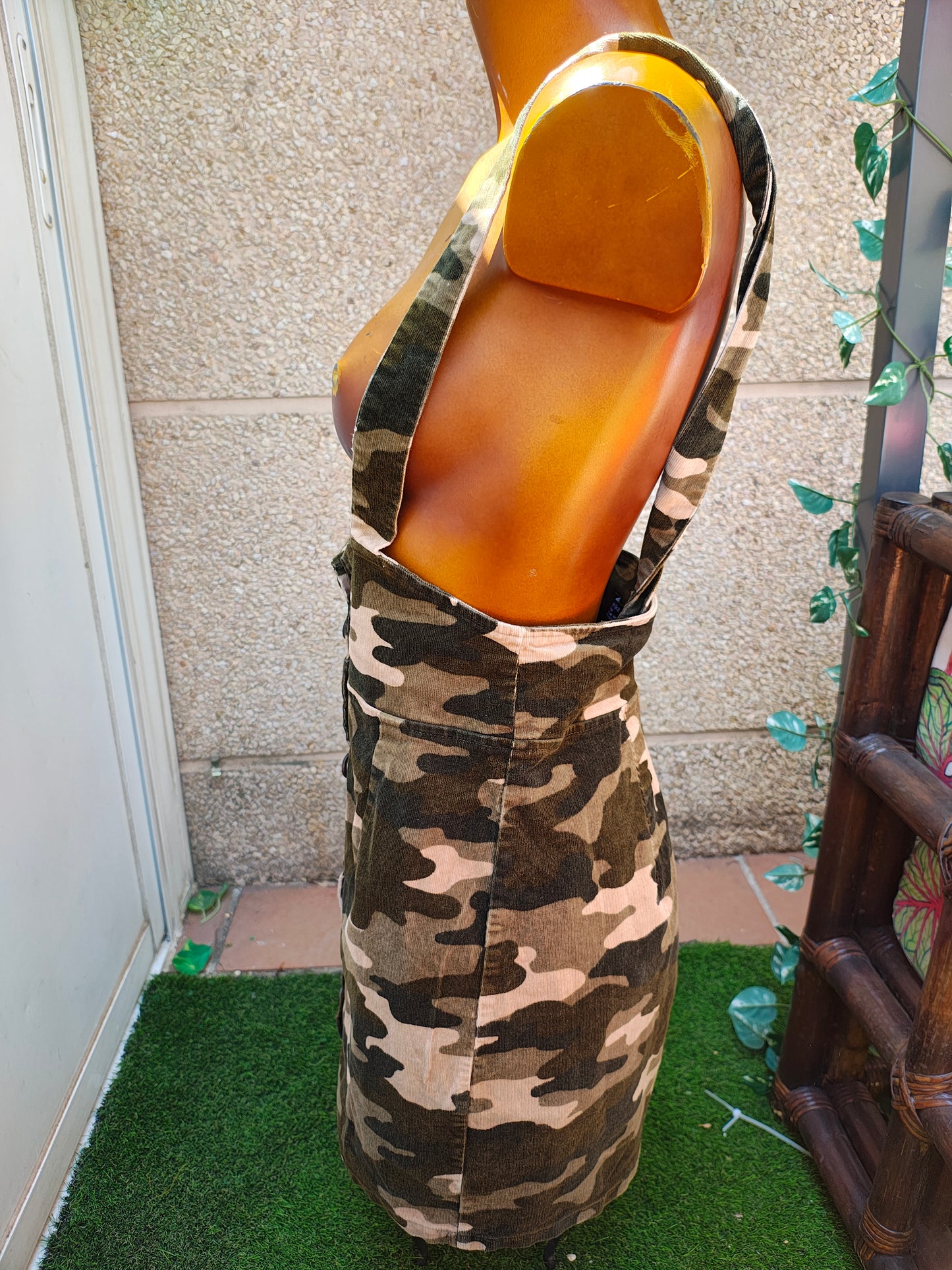 USADO – Pichi de pana estampado camuflaje BERSHKA BSK (Talla EUR M)