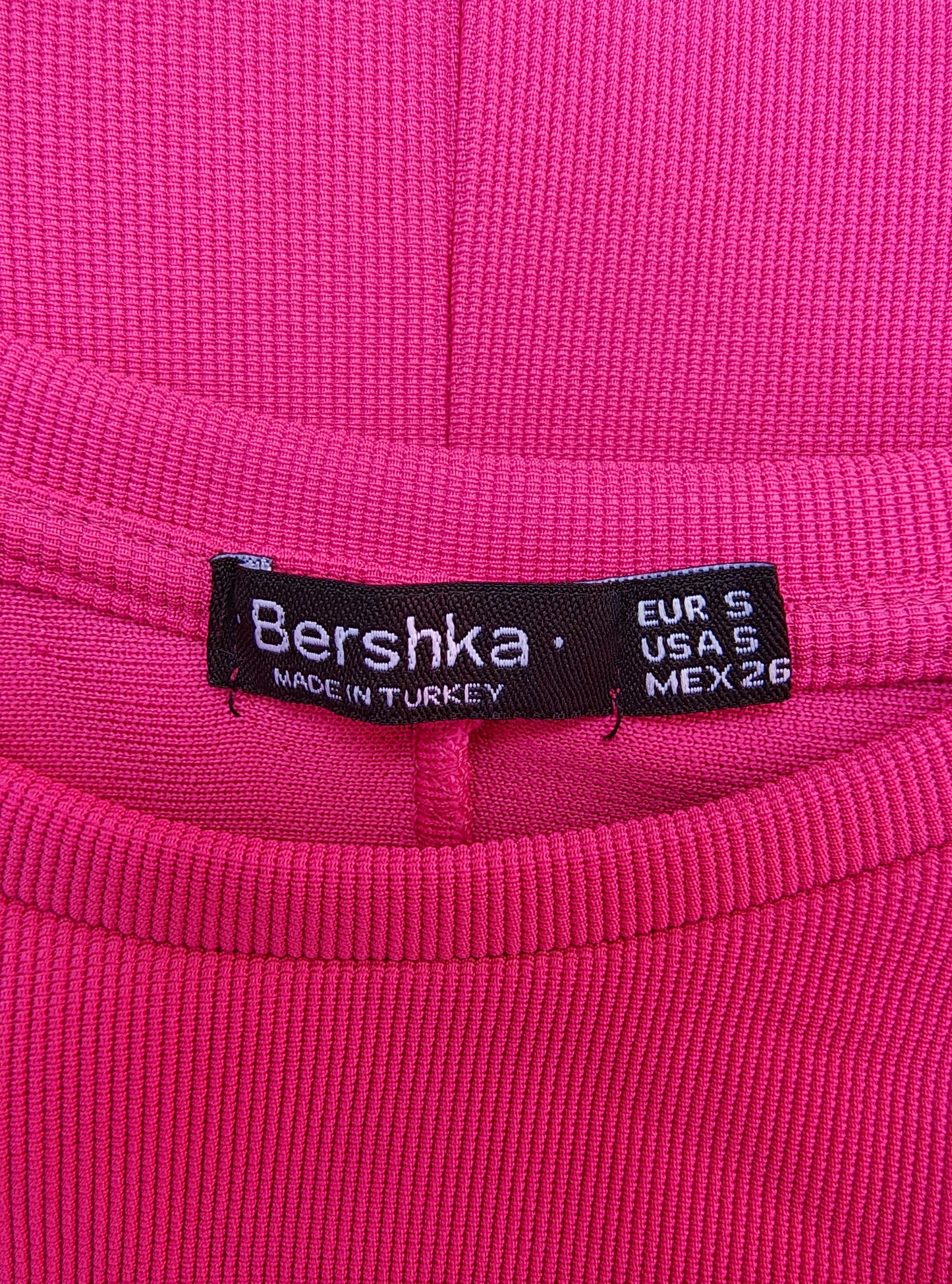 D'OCCASION – Robe fuchsia à épaules dénudées de BERSHKA (Taille S)