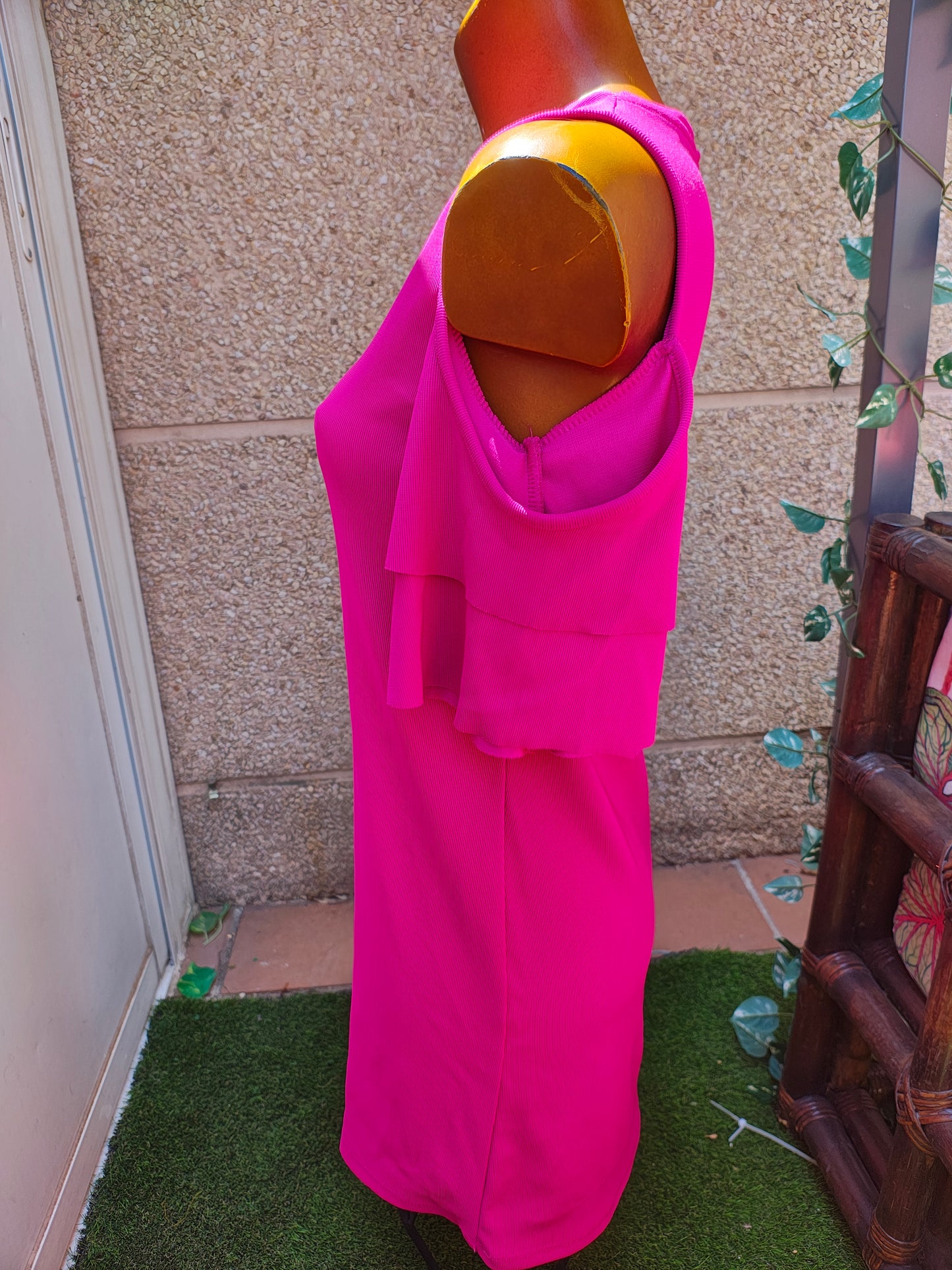 D'OCCASION – Robe fuchsia à épaules dénudées de BERSHKA (Taille S)