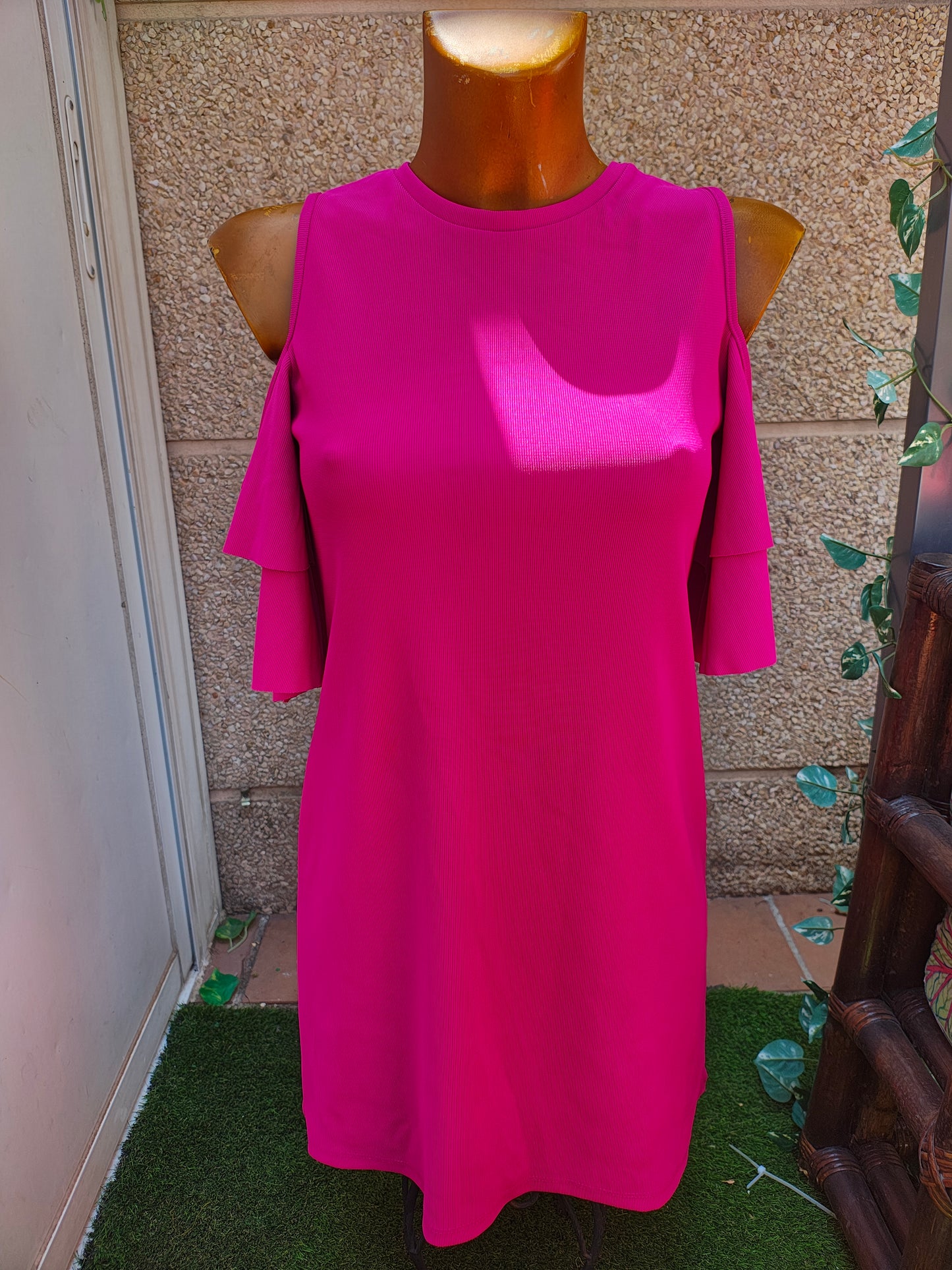 D'OCCASION – Robe fuchsia à épaules dénudées de BERSHKA (Taille S)