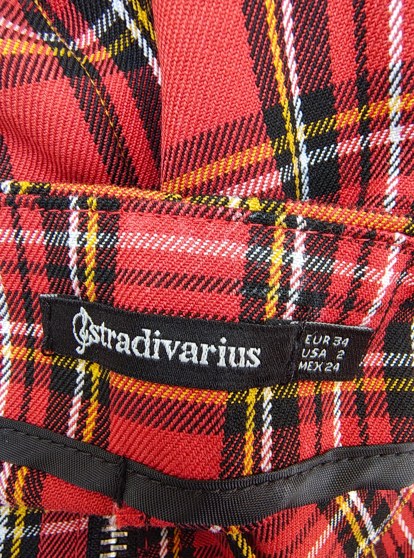 USADO – Falda roja de cuadros con cremallera trasera STRADIVARIUS (Talla EUR 34)