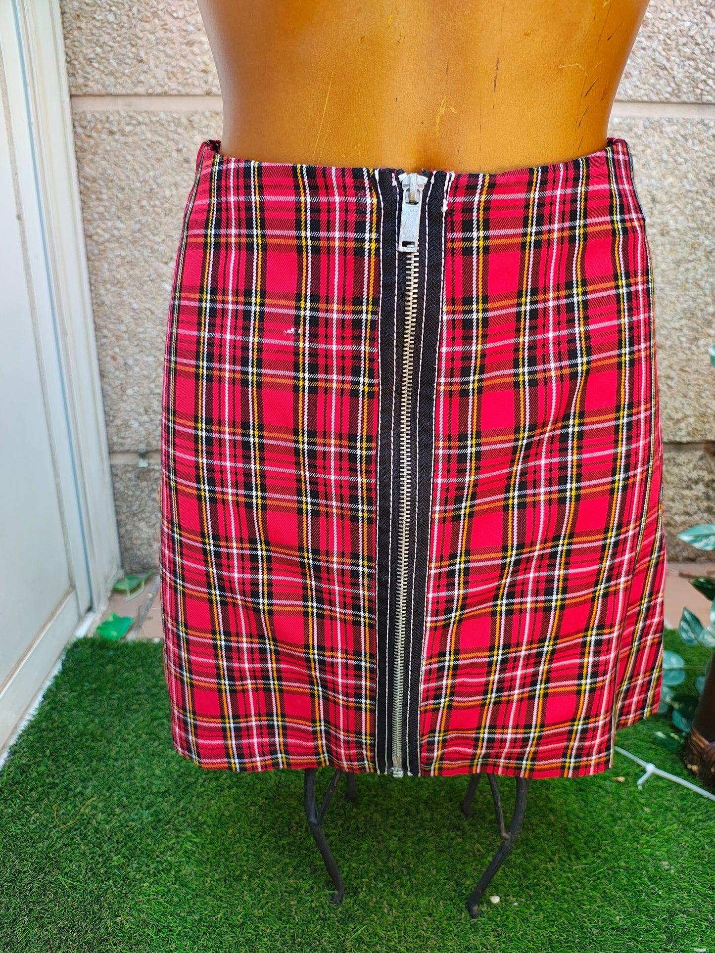 USADO – Falda roja de cuadros con cremallera trasera STRADIVARIUS (Talla EUR 34)