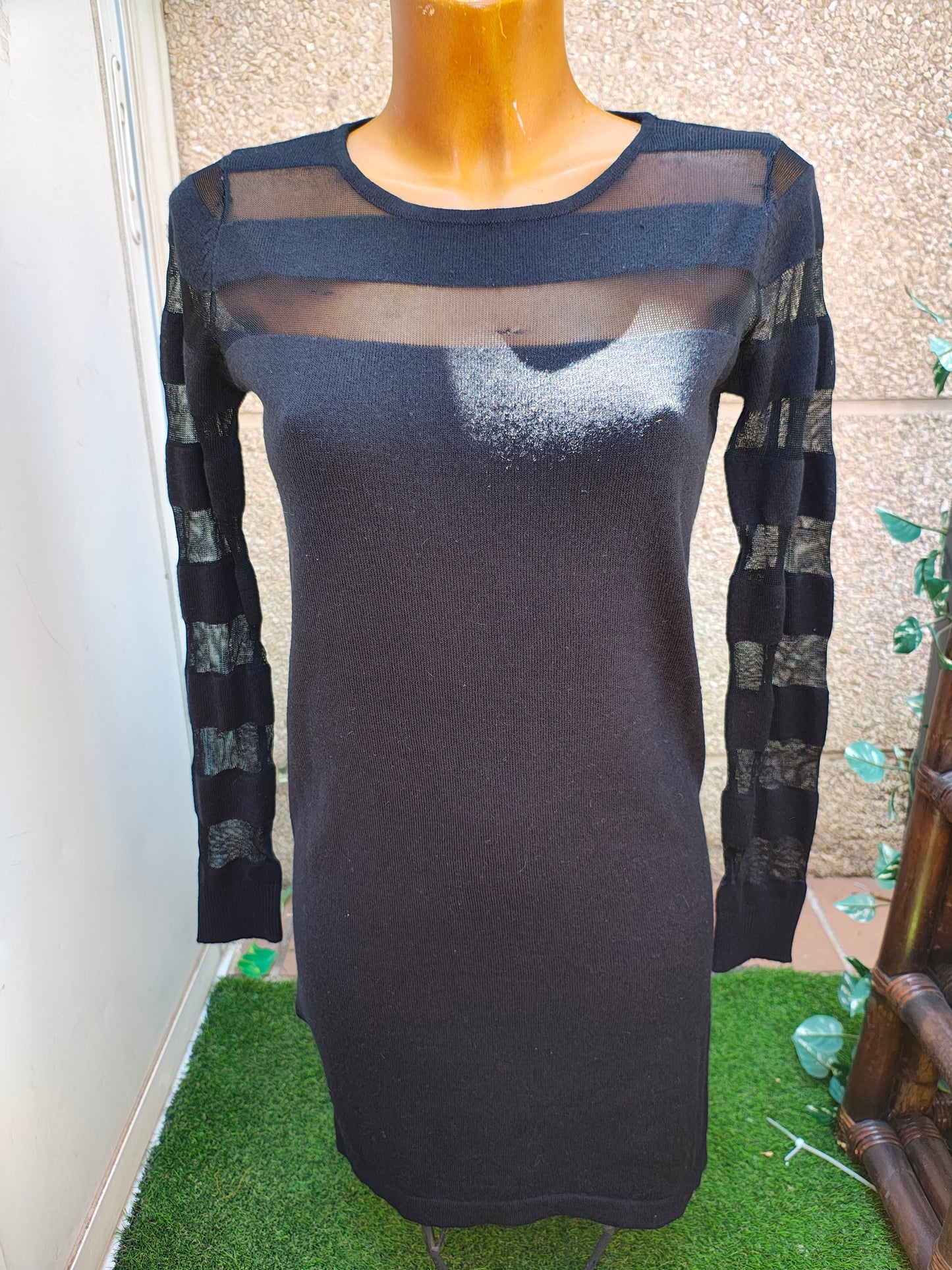 USADO – Vestido negro ajustado con transparencias MANGO Suit (Talla S)