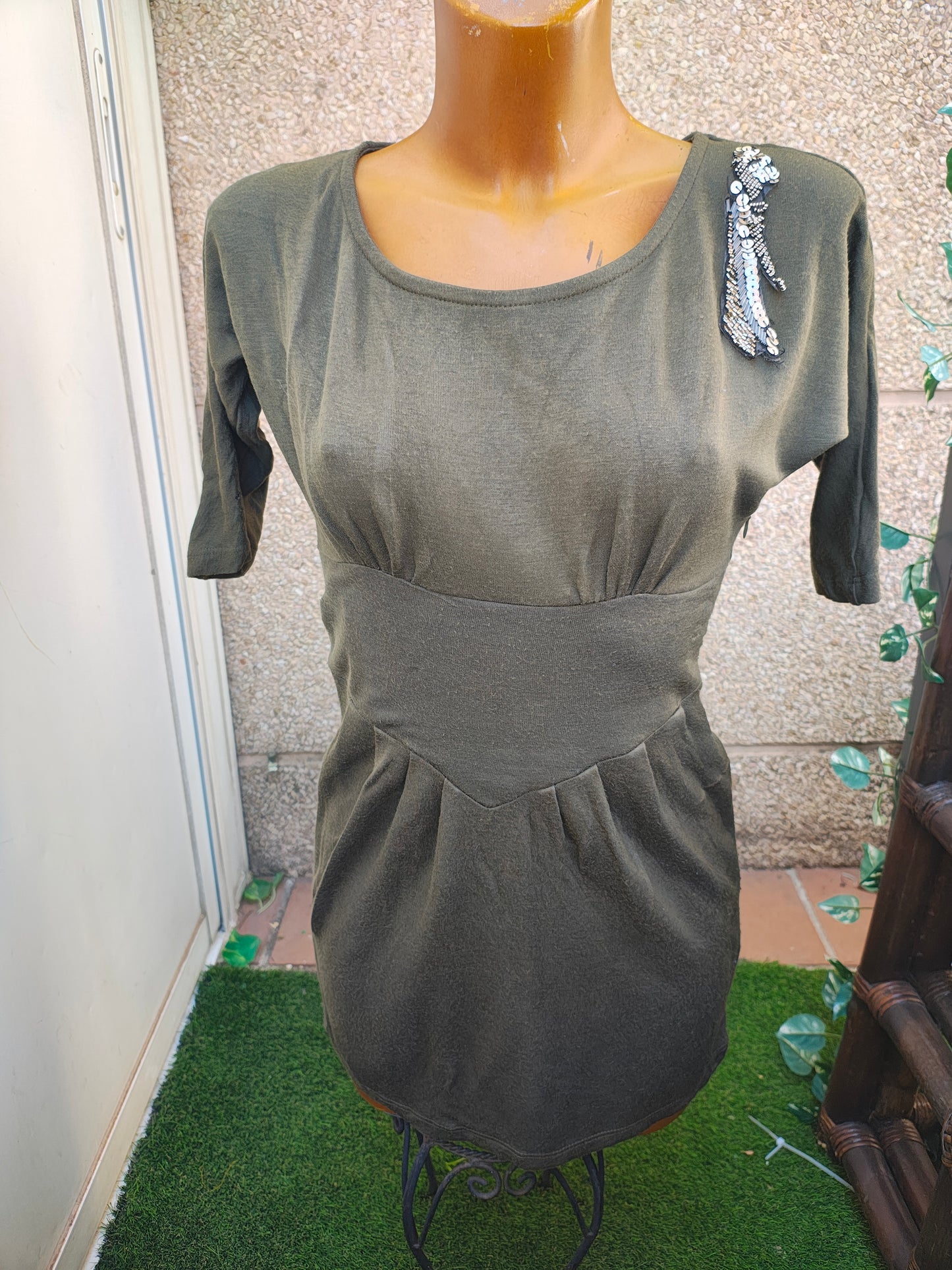 D'OCCASION – Robe courte vert militaire avec détail pailleté sur l'épaule (Taille S)