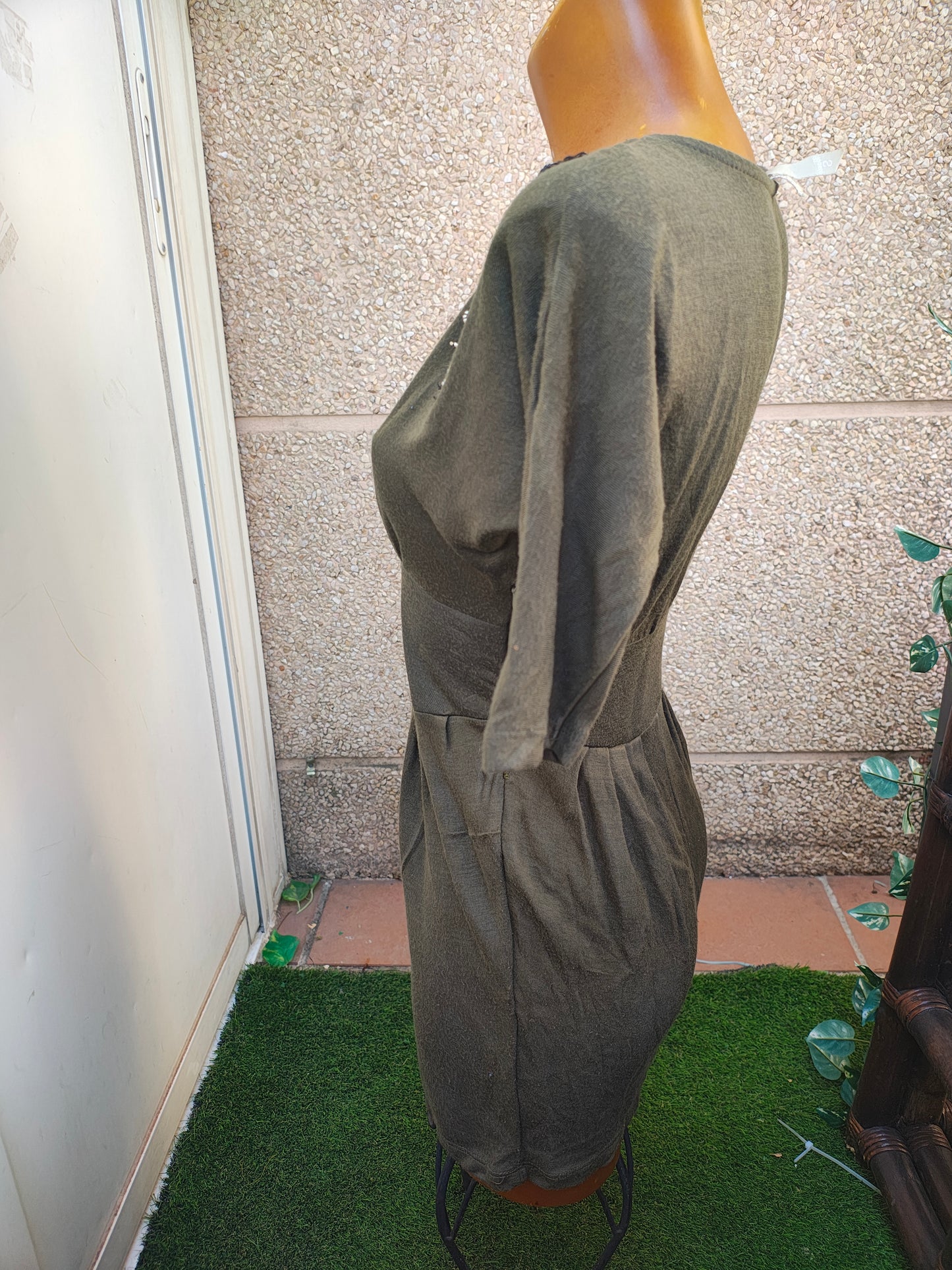 D'OCCASION – Robe courte vert militaire avec détail pailleté sur l'épaule (Taille S)