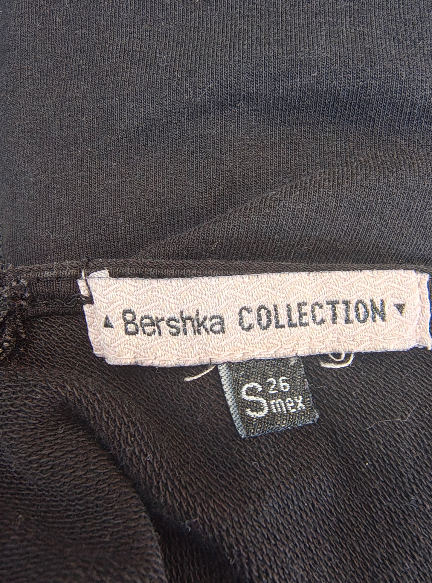 D'OCCASION – COLLECTION BERSHKA Robe noire ajustée à encolure carrée et fermeture éclair au dos (Taille S)