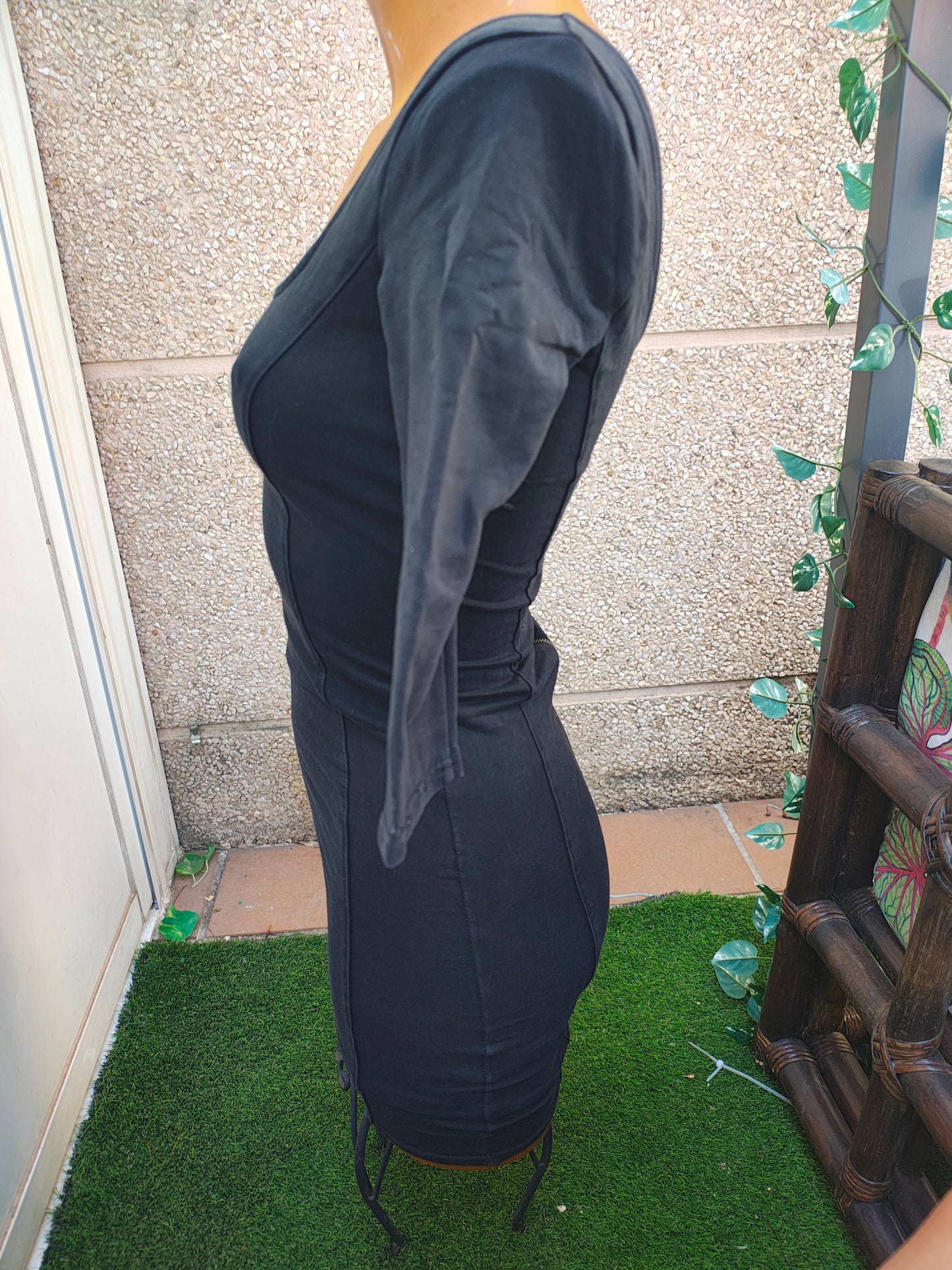 D'OCCASION – COLLECTION BERSHKA Robe noire ajustée à encolure carrée et fermeture éclair au dos (Taille S)