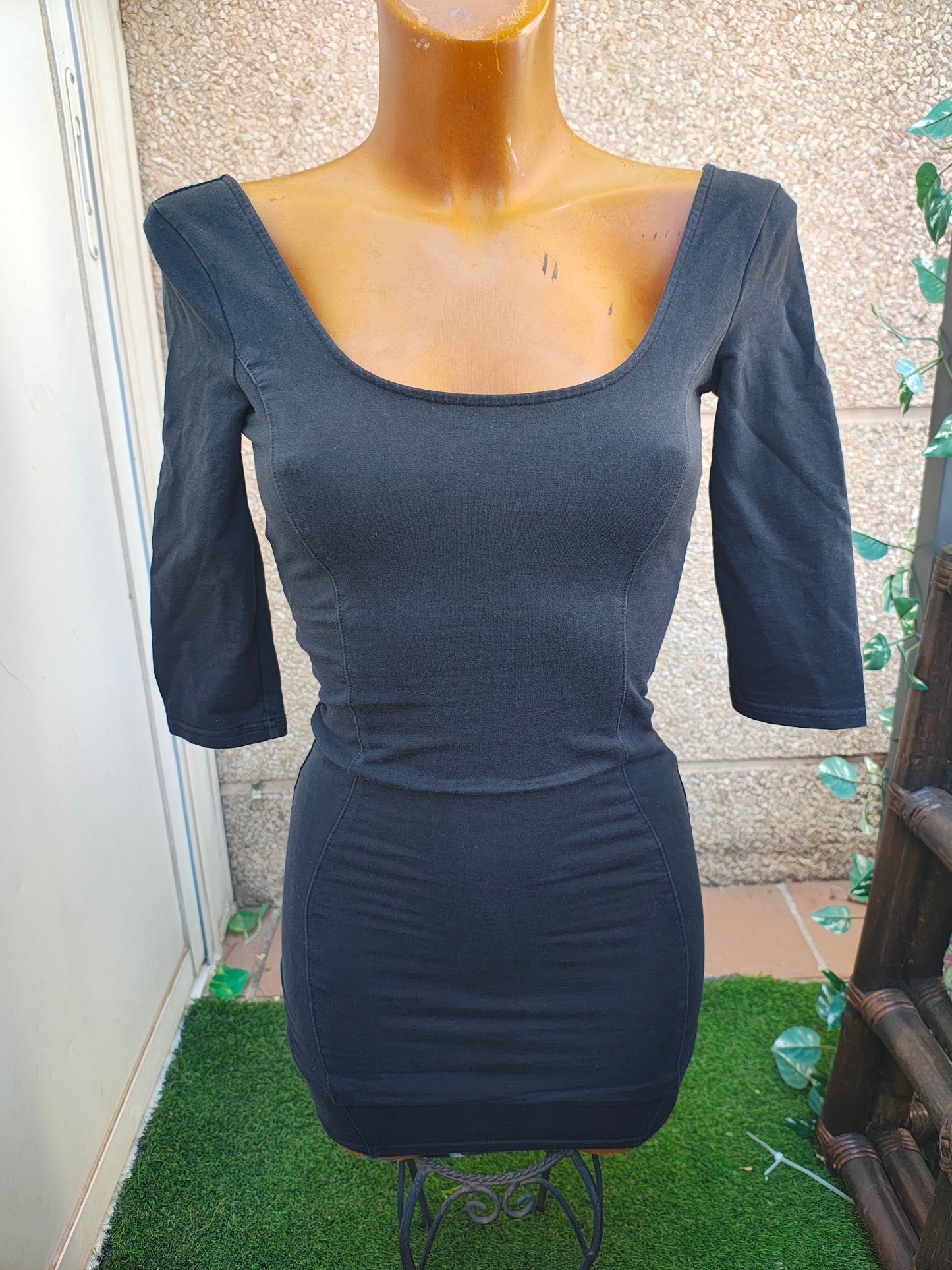 D'OCCASION – COLLECTION BERSHKA Robe noire ajustée à encolure carrée et fermeture éclair au dos (Taille S)