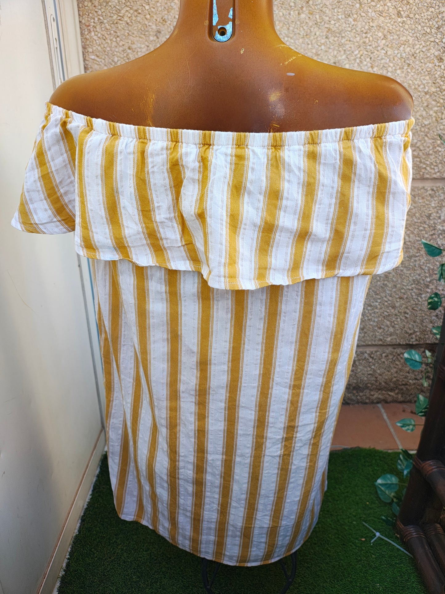 D'OCCASION – Robe rayée blanche et moutarde de STRADIVARIUS (Taille S)