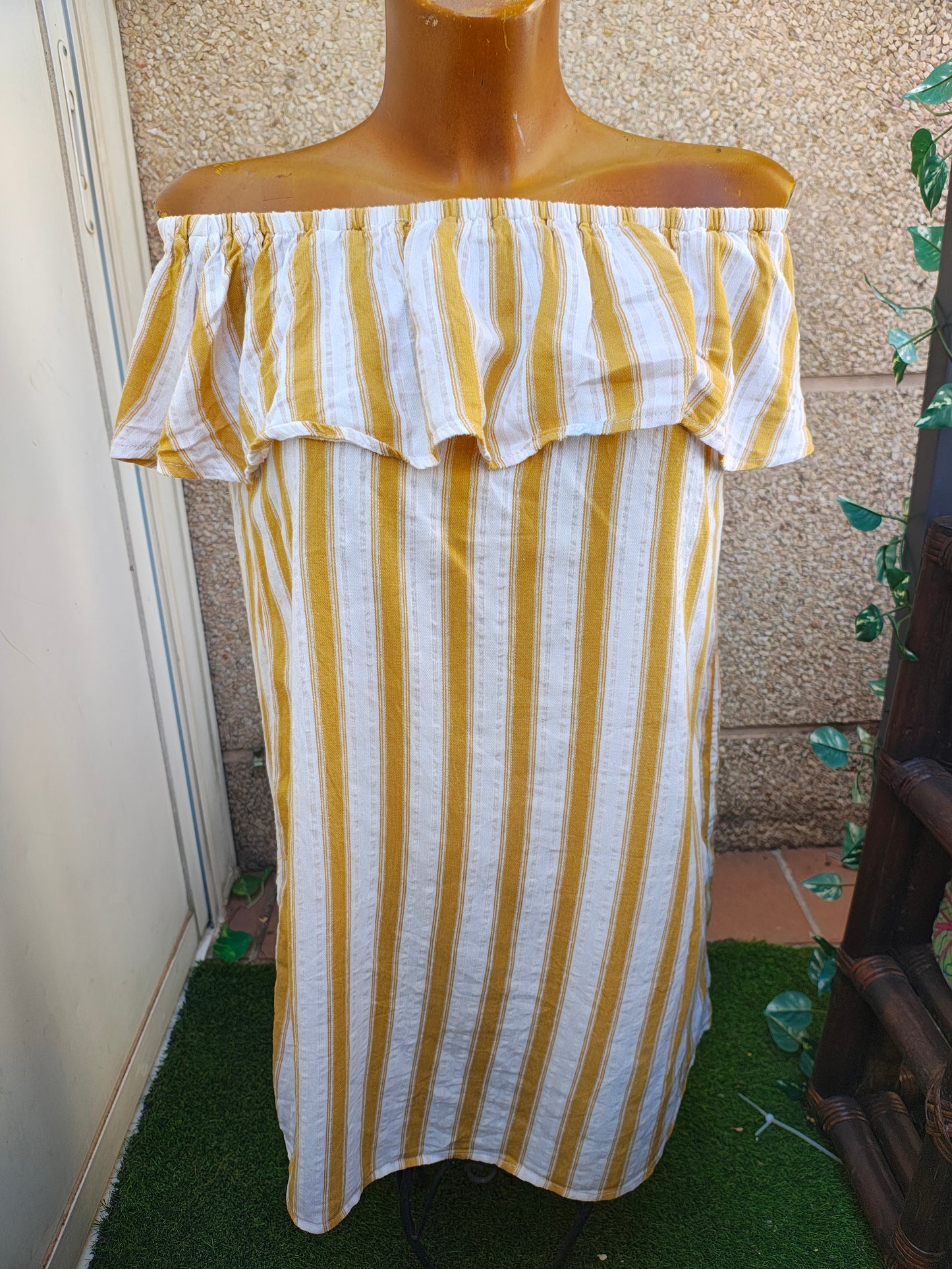 D'OCCASION – Robe rayée blanche et moutarde de STRADIVARIUS (Taille S)