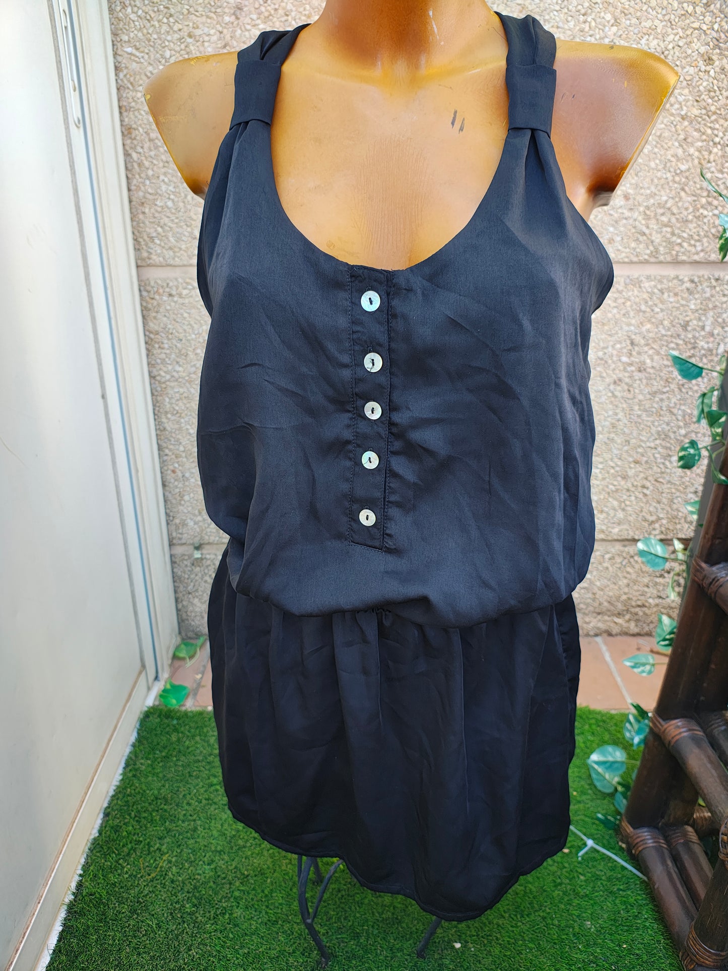 D'OCCASION – Robe noire à bretelles boutonnées et dos croisé (Taille M)