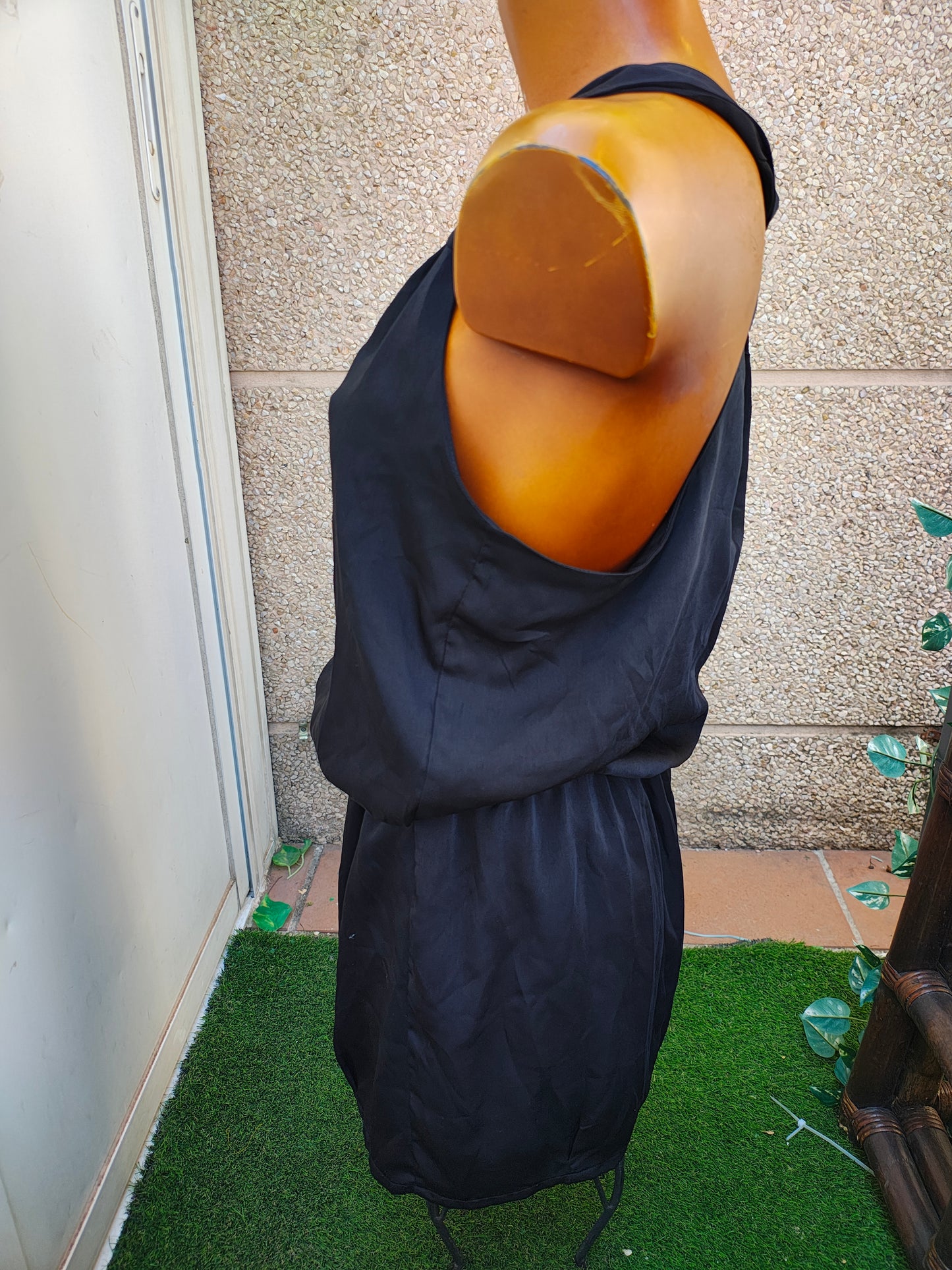 D'OCCASION – Robe noire à bretelles boutonnées et dos croisé (Taille M)