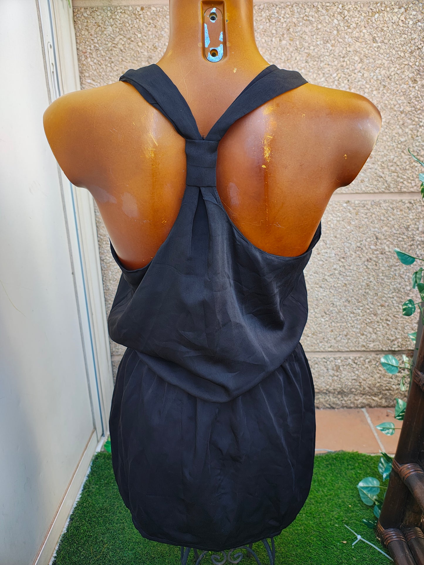 D'OCCASION – Robe noire à bretelles boutonnées et dos croisé (Taille M)