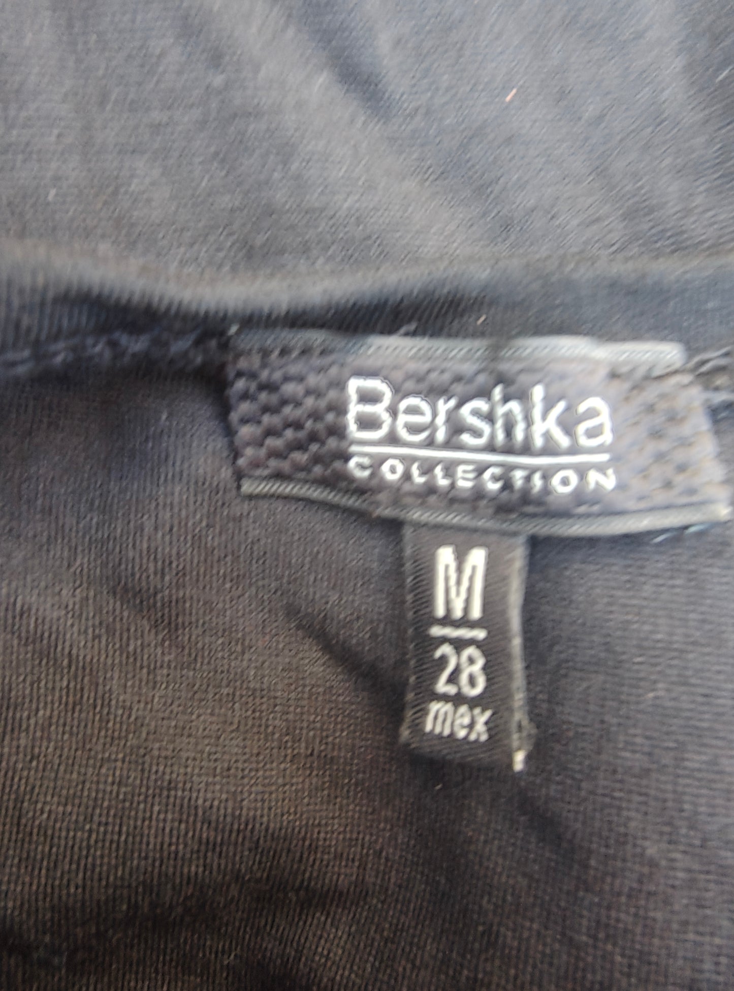 D'OCCASION – Robe noire ajustée à bretelles de la collection BERSHKA (Taille M)
