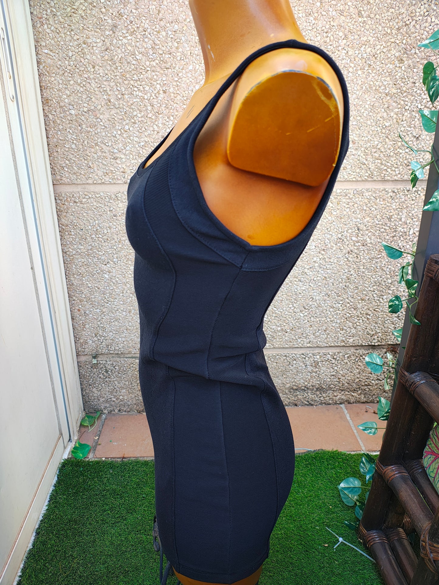 D'OCCASION – Robe noire ajustée à bretelles de la collection BERSHKA (Taille M)