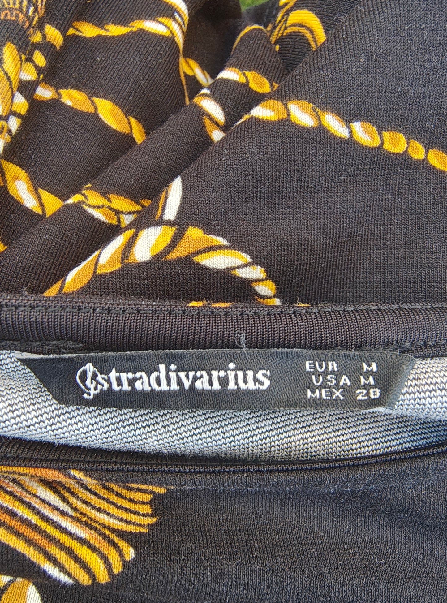 USADO – Vestido negro con estampado de cuerdas doradas STRADIVARIUS (Talla M)