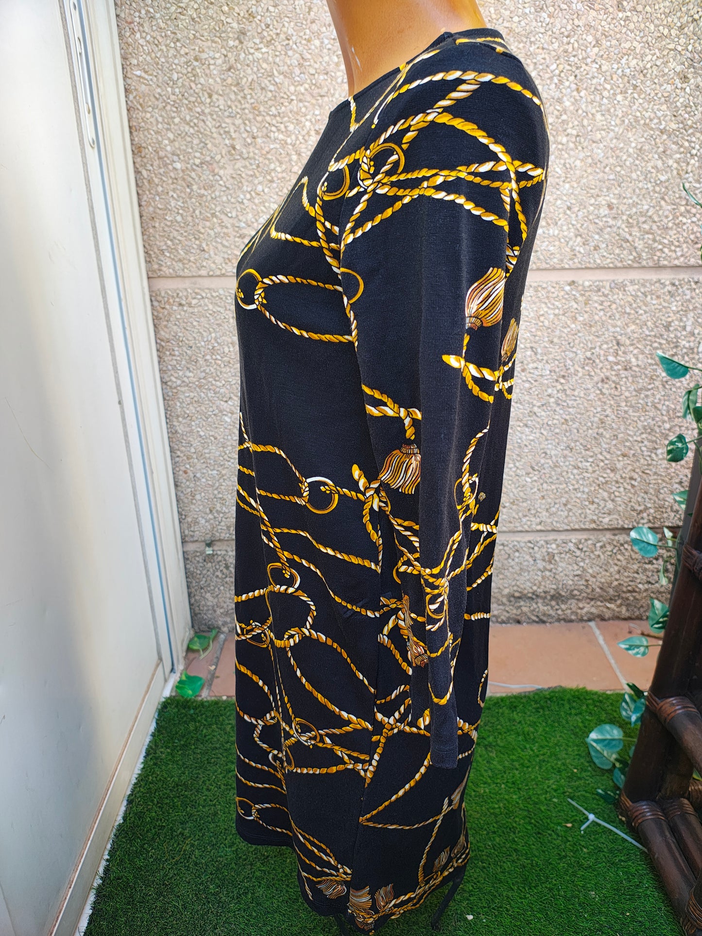 USADO – Vestido negro con estampado de cuerdas doradas STRADIVARIUS (Talla M)
