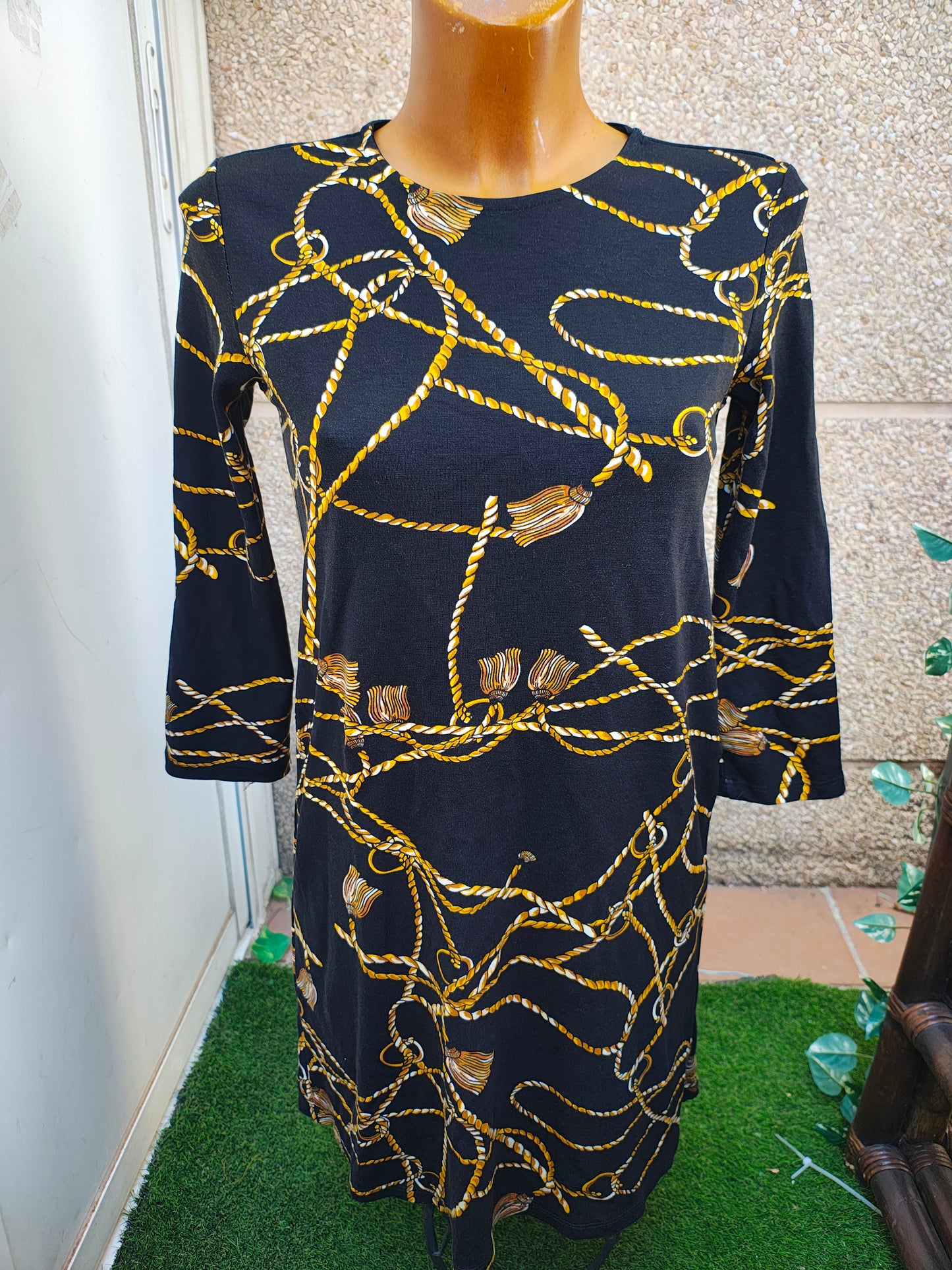 USADO – Vestido negro con estampado de cuerdas doradas STRADIVARIUS (Talla M)