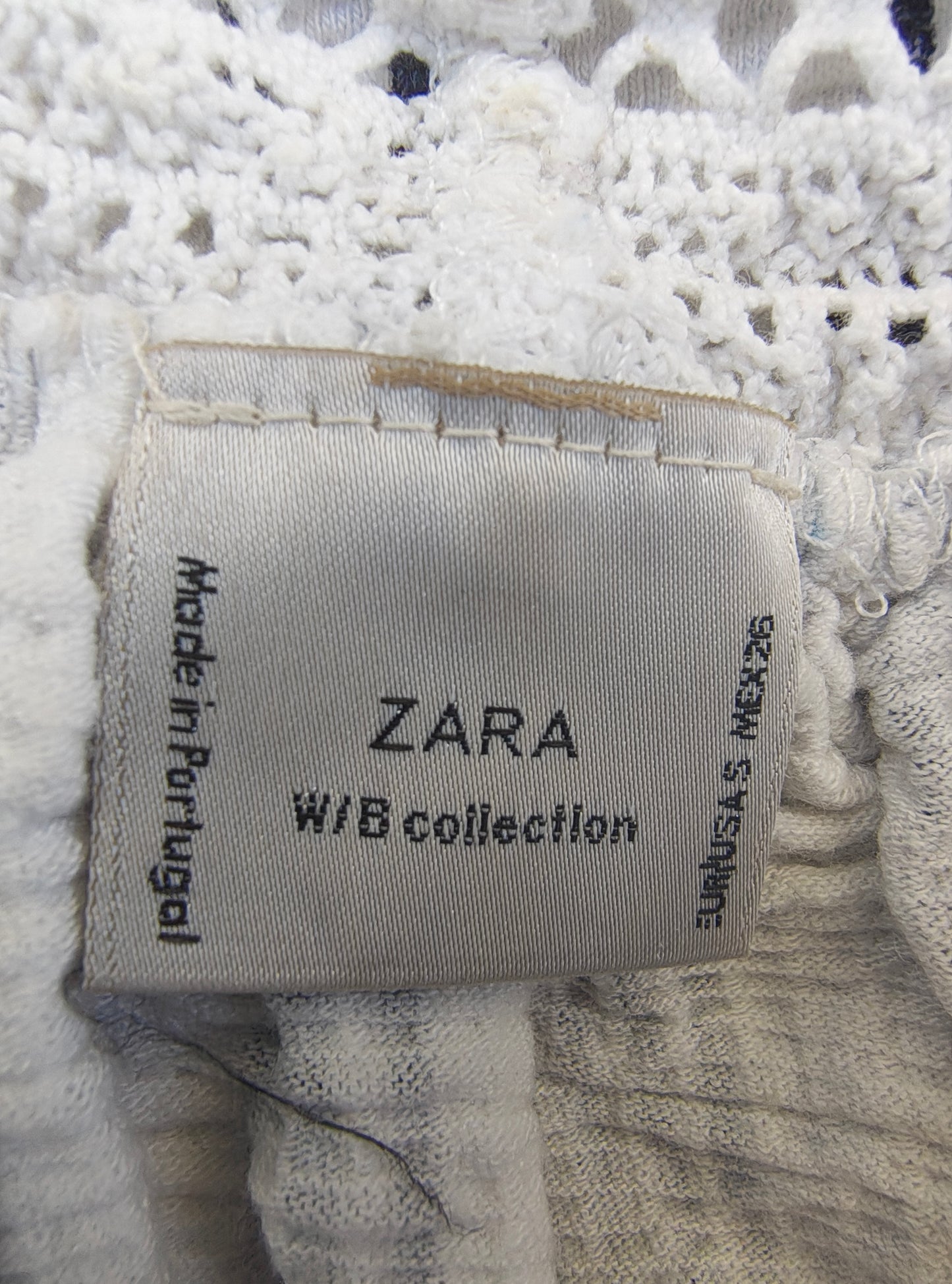 USADO – Top blanco de rayas con cuello crochet ZARA (Talla S)