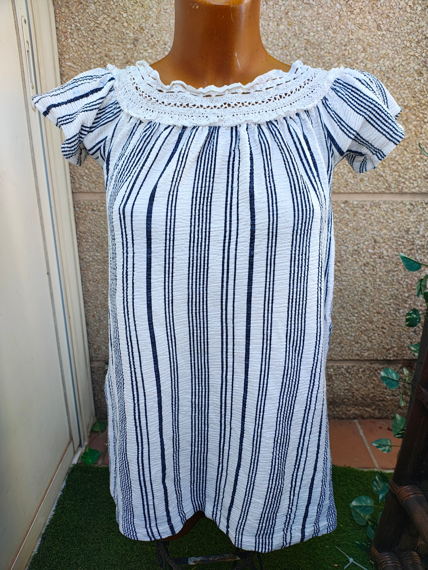 USADO – Top blanco de rayas con cuello crochet ZARA (Talla S)